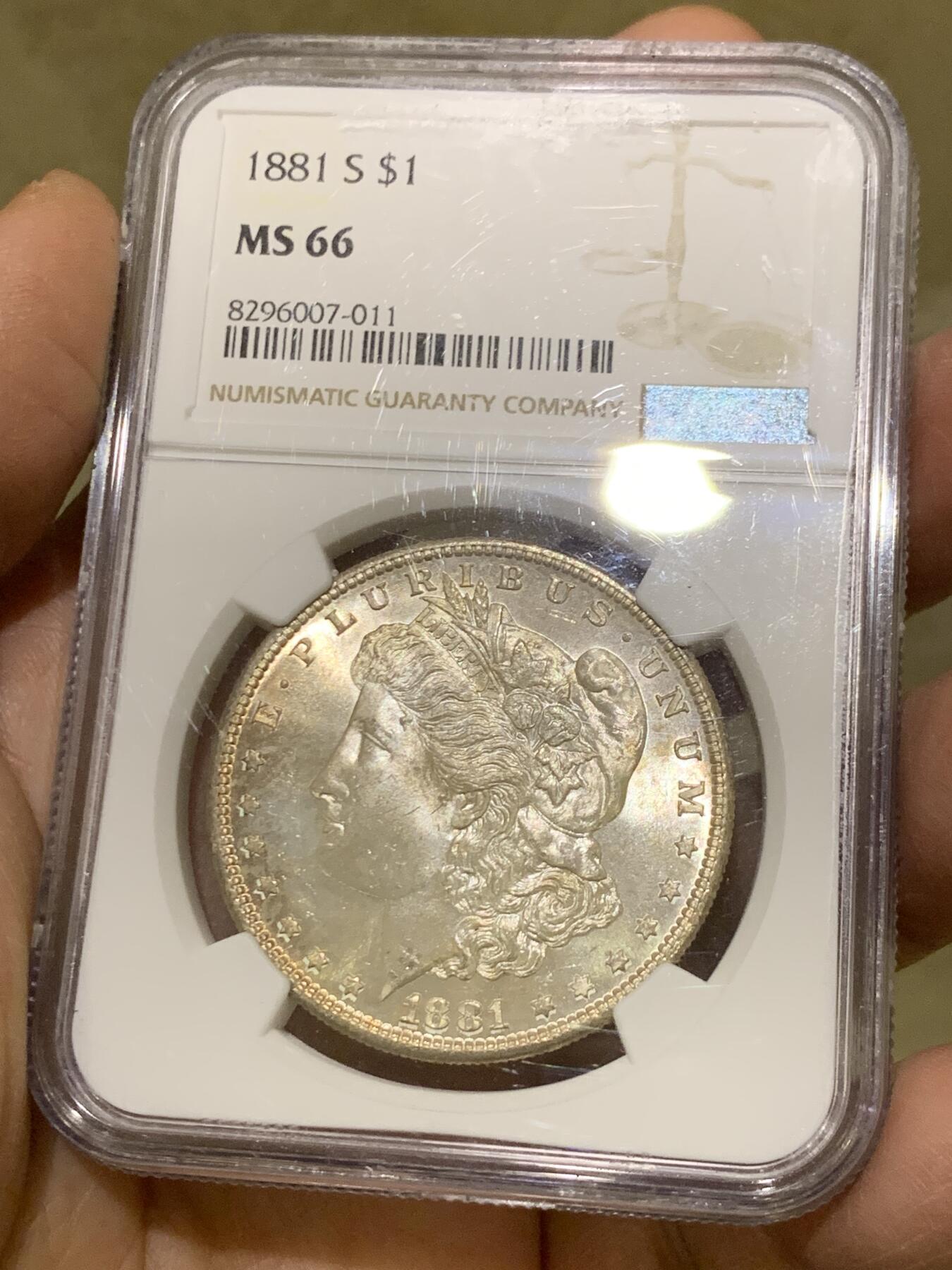 《竞宝斋》第475场 周日，周一 2场连拍 （全场包邮）欢迎送拍 NGC MS66 美国1881年S版摩根银币 银霜出厂状态 带有淡彩 观感极佳