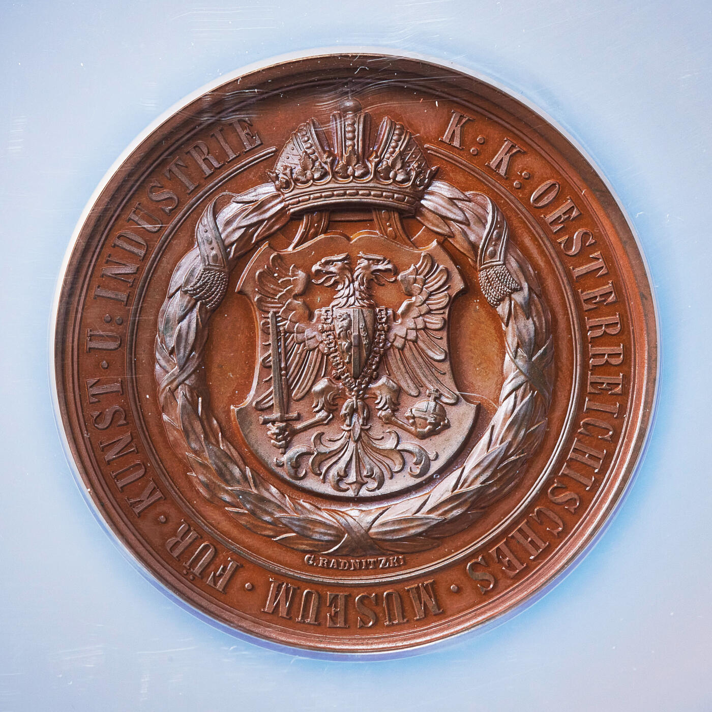 【俄甄集藏】2026年(050)04-01星期三 晚 19:30 全场包邮 奥匈帝国1871年纪念维也纳艺术与工业应用博物馆开放大铜章，NGC MS63，巧克力包浆，高浮雕，设计精美，雕刻家古斯塔夫·拉德尼茨基名誉作品，直径：57mm，标签错误