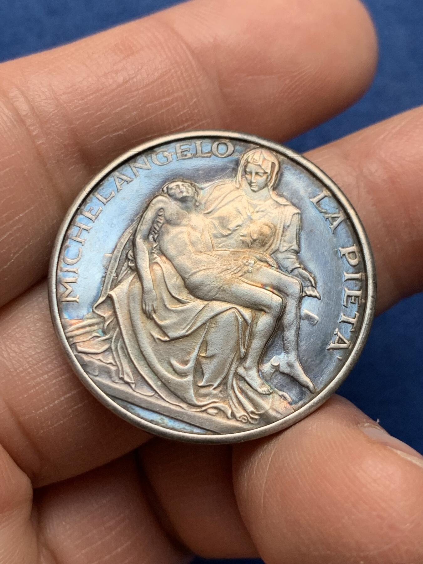 《竞宝斋》第475场 周日，周一 2场连拍 （全场包邮）欢迎送拍 米开朗基罗《哀悼基督》镀银铜章 重约12.9克 30mm