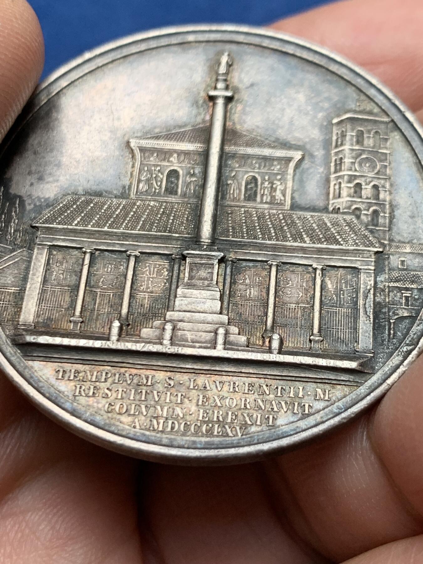 《竞宝斋》第475场 周日，周一 2场连拍 （全场包邮）欢迎送拍 梵蒂冈1865年教皇庇护九世，圣洛伦佐教堂纪念大银章。由梵蒂冈御用雕刻师L.Bianchi设计铸造，深色老包浆，味道好。直径：43.6mm，重：33.7g。