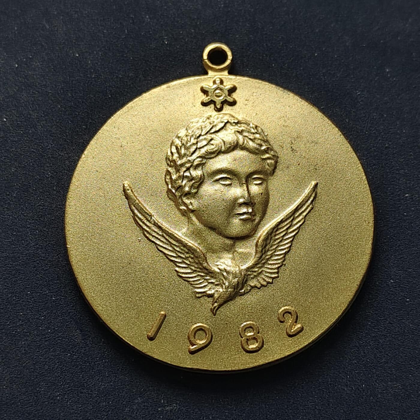 【全场包邮】纯粹捡漏拍516场【专场】 【纪念章】日本1982年东京都第五届学生综合体育大赛纪念章