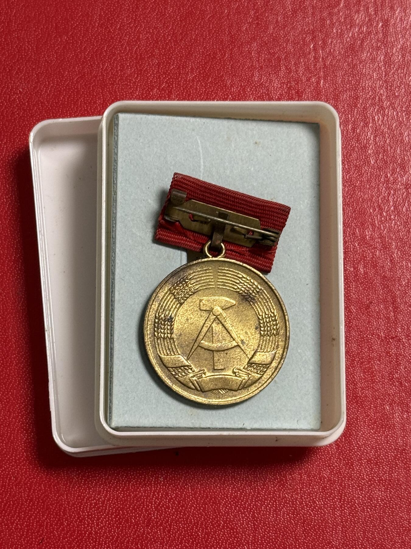 韵星假日军品类拍卖第50期 民主德国建国四十周年纪念奖章带原盒