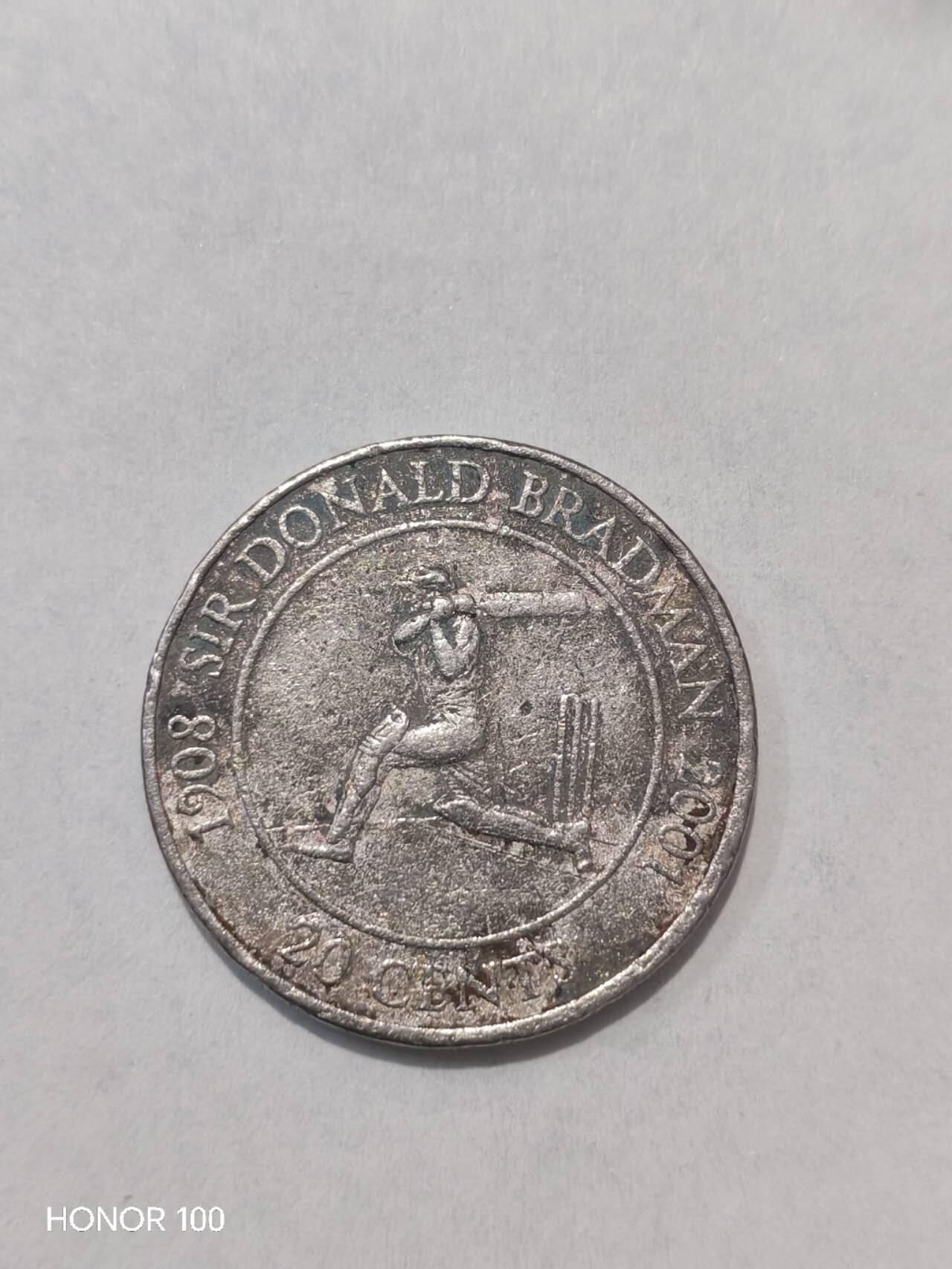 纪念章/纪念币 澳大利亚2001年唐纳德·布拉德曼爵士20分纪念币   这是一枚为纪念澳大利亚板球传奇唐纳德·布拉德曼爵士（Sir Donald Bradman）而发行的20分流通纪念币，也是澳大利亚首枚以个人为主题的流通硬币。- 材质：铜镍合金（Cu-Ni），直径约23.6mm，重约5.6g ​ - 发行量：约1600万枚