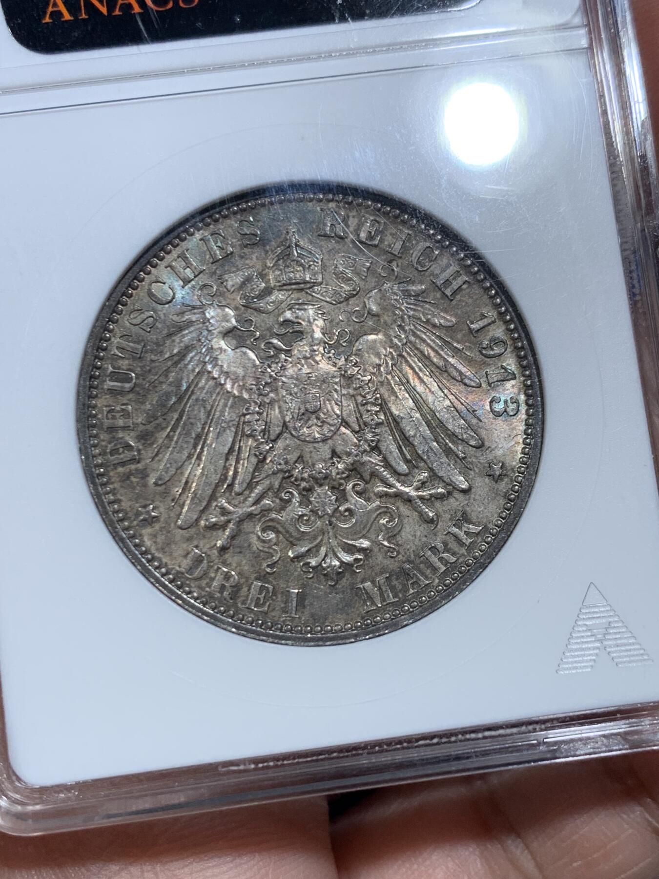 《竞宝斋》第475场 周日，周一 2场连拍 （全场包邮）欢迎送拍 ANACS MS65 德国 1913年 建功碑 3马克 银币 双面五彩包浆 小白盒的德系币相对较少 高分+好状态+绝版盒 收藏佳品