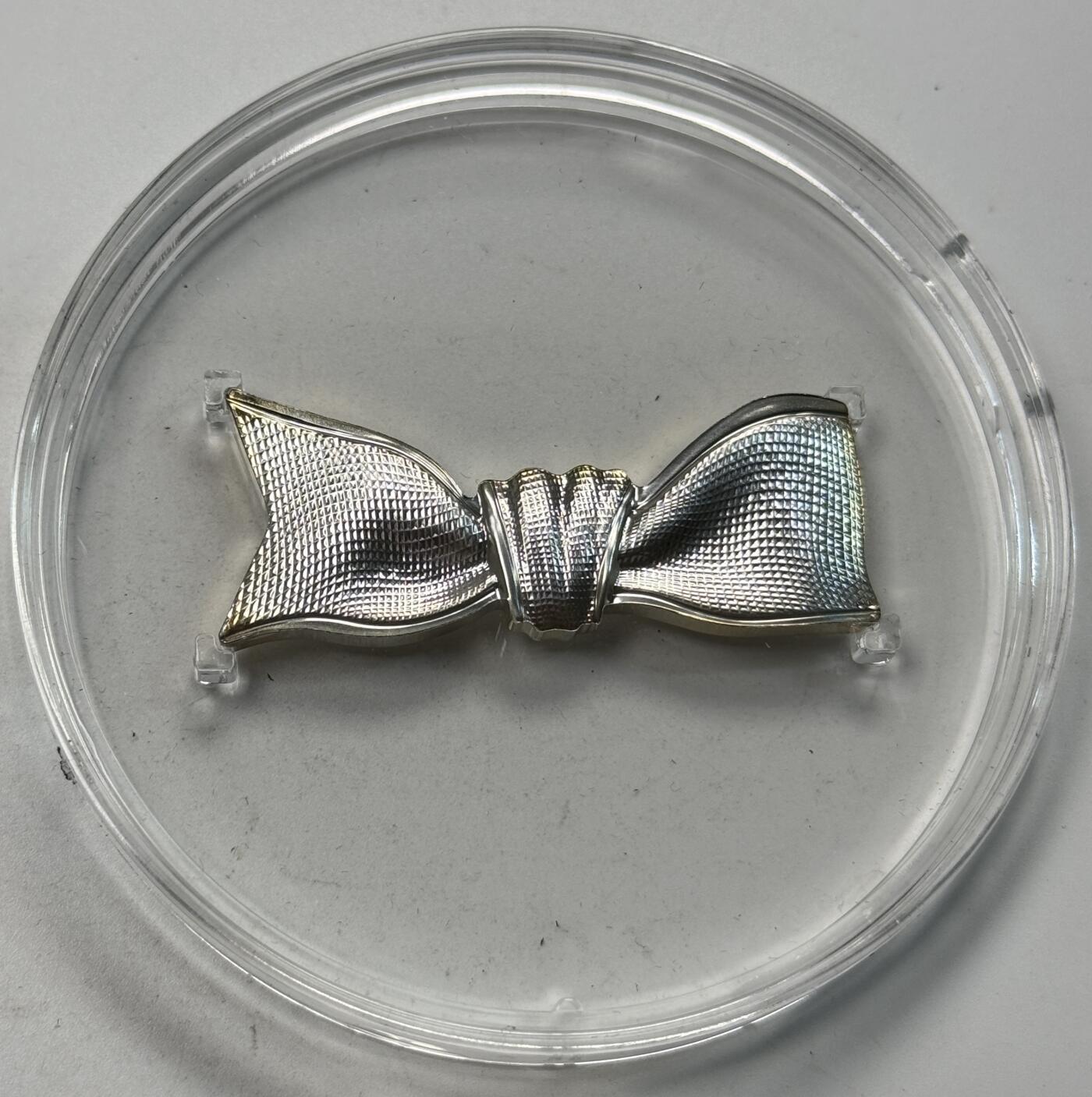 S&S Numismatic世界钱币-拍卖 第123期  法国2021年 法兰西瑰宝-迪奥蝴蝶结75周年 10欧元异形纪念精制银币 有盒无证 塑料壳子小裂