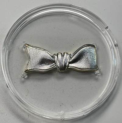 S&S Numismatic世界钱币-拍卖 第123期  - 法国2021年 法兰西瑰宝-迪奥蝴蝶结75周年 10欧元异形纪念精制银币 有盒无证 塑料壳子小裂