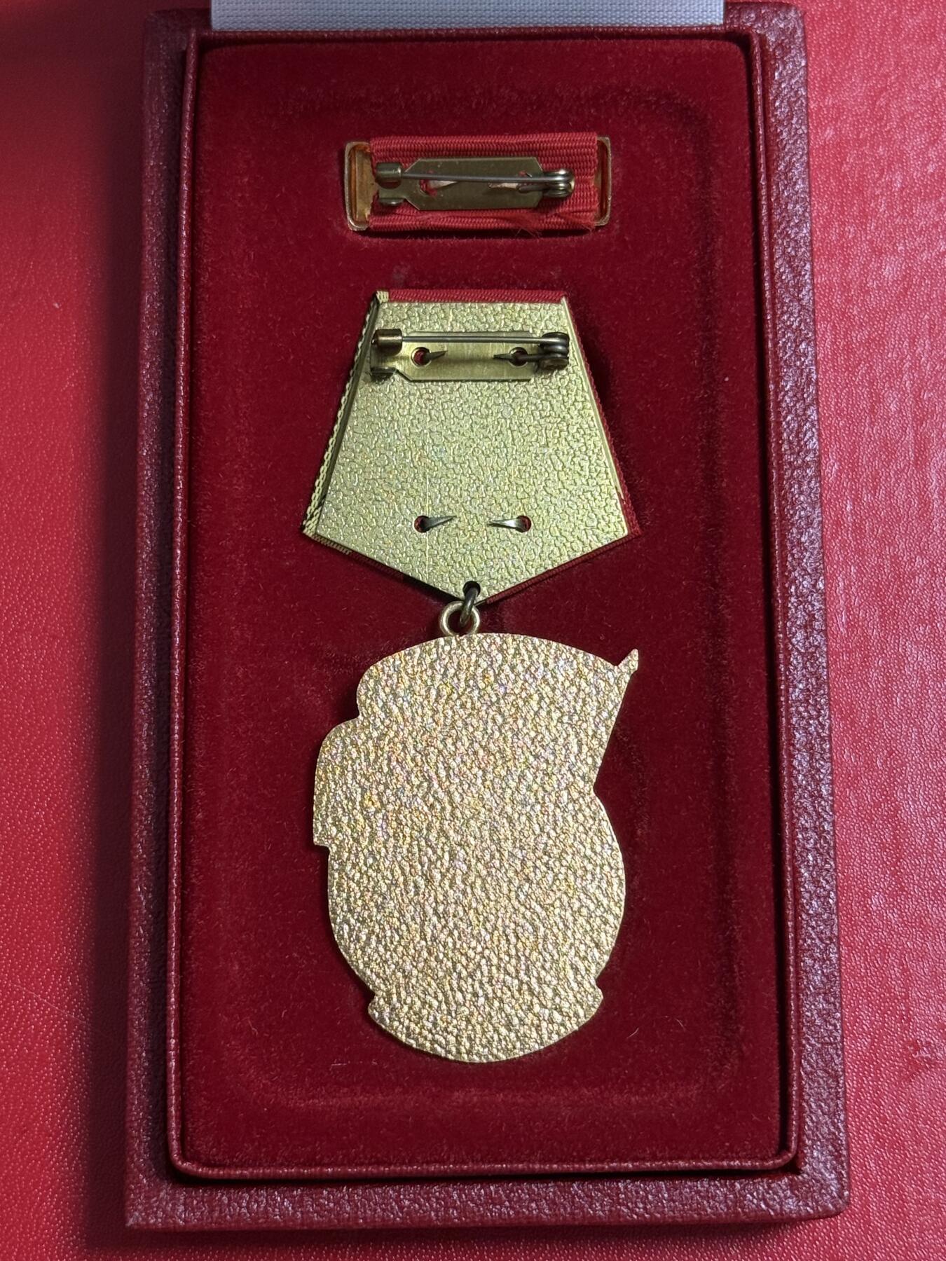 韵星假日军品类拍卖第50期 民主德国一级劳动红旗勋章 原盒略 库存品相 早期凹槽版本 