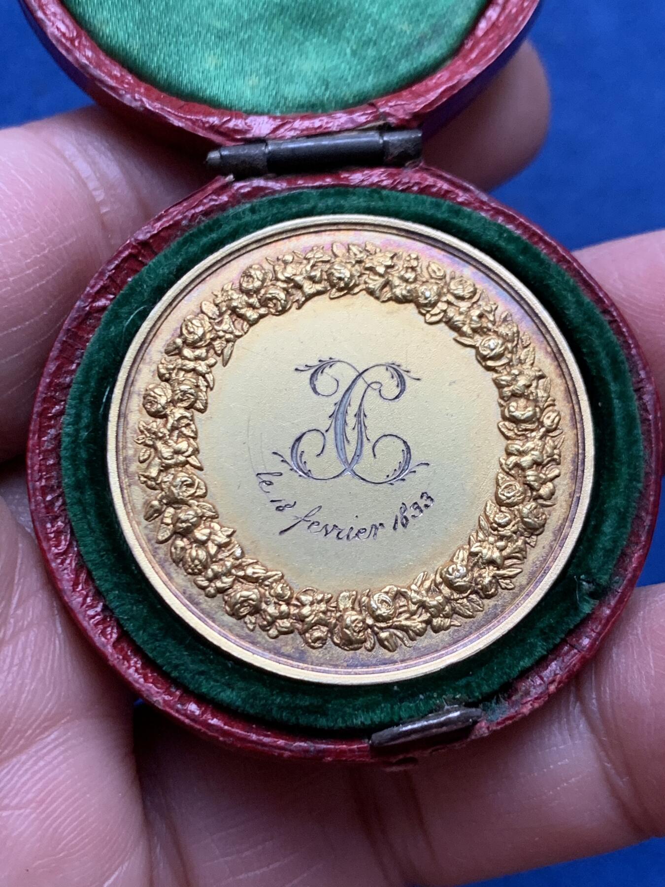 《竞宝斋》第475场 周日，周一 2场连拍 （全场包邮）欢迎送拍 法国婚礼镀金银章 15.6克 32.7mm 神灯边铭 带盒