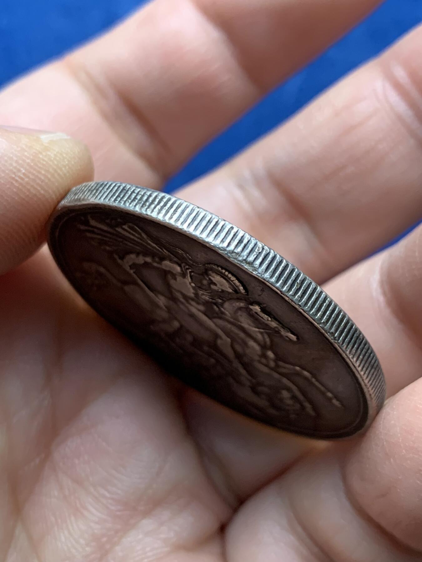 《竞宝斋》第475场 周日，周一 2场连拍 （全场包邮）欢迎送拍 英国1889年高冠马剑1克朗银币，黑包浆，细节还不错