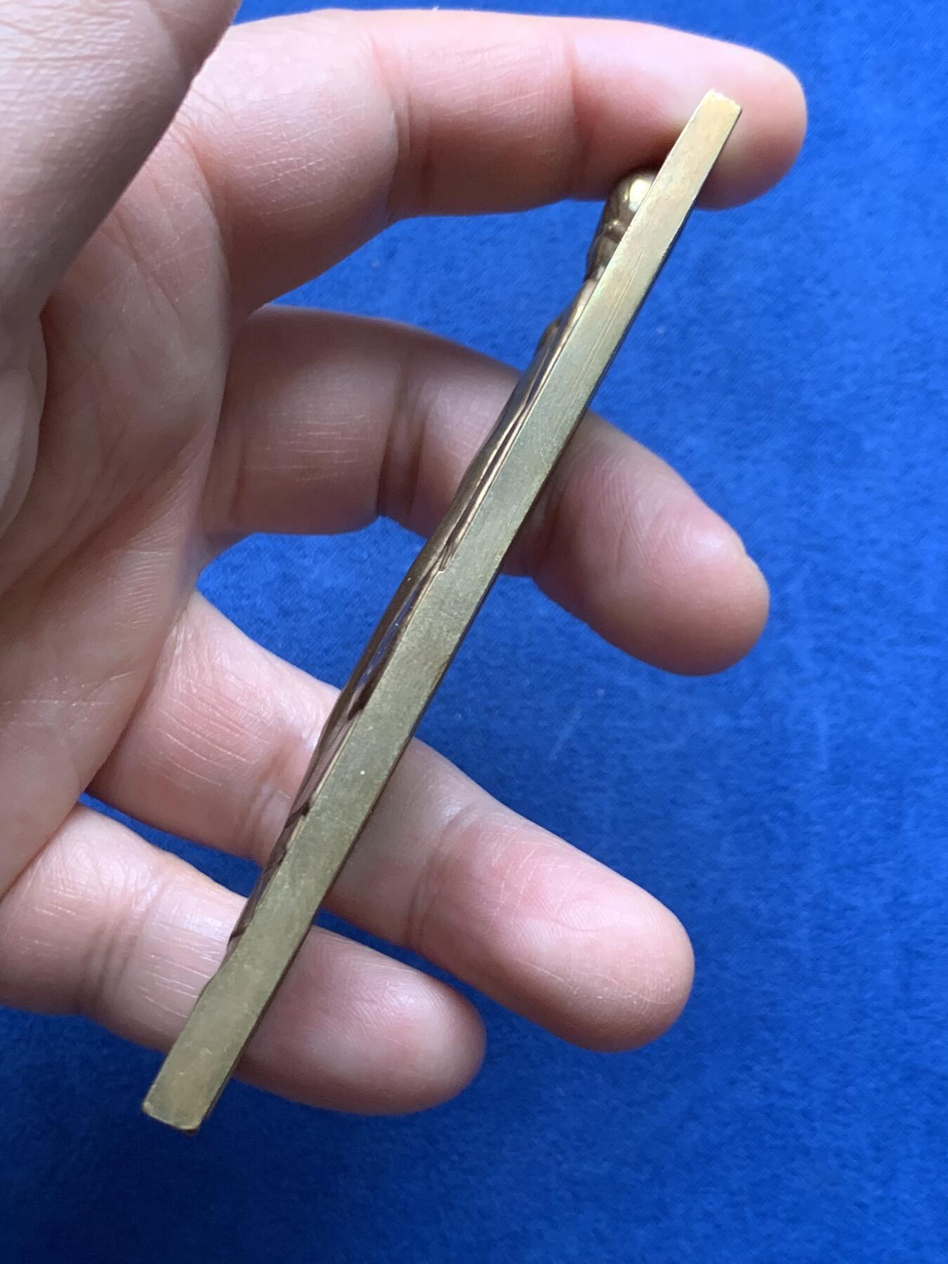 《竞宝斋》第475场 周日，周一 2场连拍 （全场包邮）欢迎送拍 法国《浴女》高浮雕异形铜章，TURIN大师名作，美人沐浴，身段婀娜美好。20世纪初新艺术运动的代表性作品，原铸丰饶角铜标。闲鱼上裸章价要2500元以上，且多为70年代后铸。139.5克，100.6*31.3mm，丰饶角铜标。