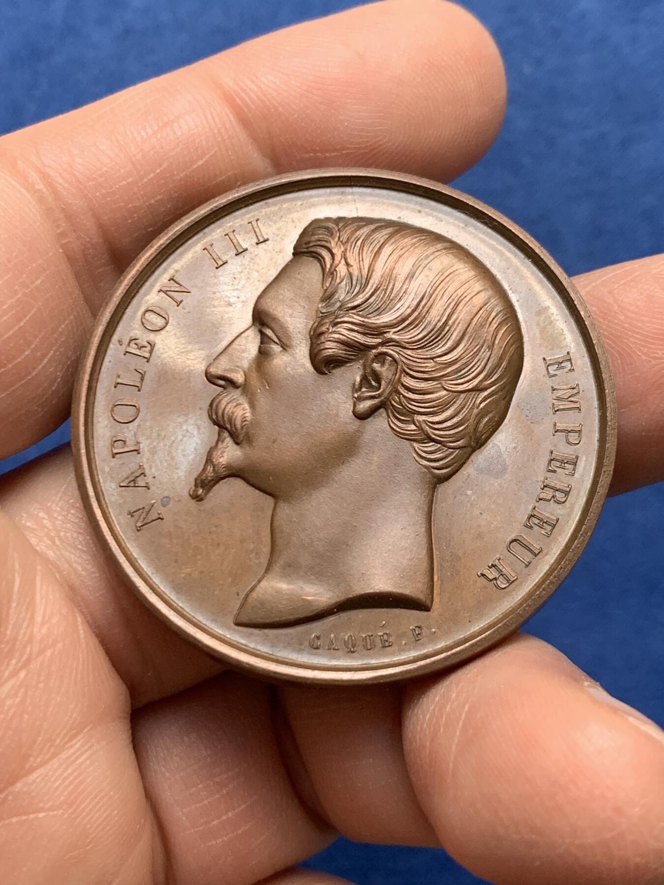 《竞宝斋》第475场 周日，周一 2场连拍 （全场包邮）欢迎送拍 法国1859年拿破仑三世铜章 33.5克 41.2mm 手指铜标 带盒