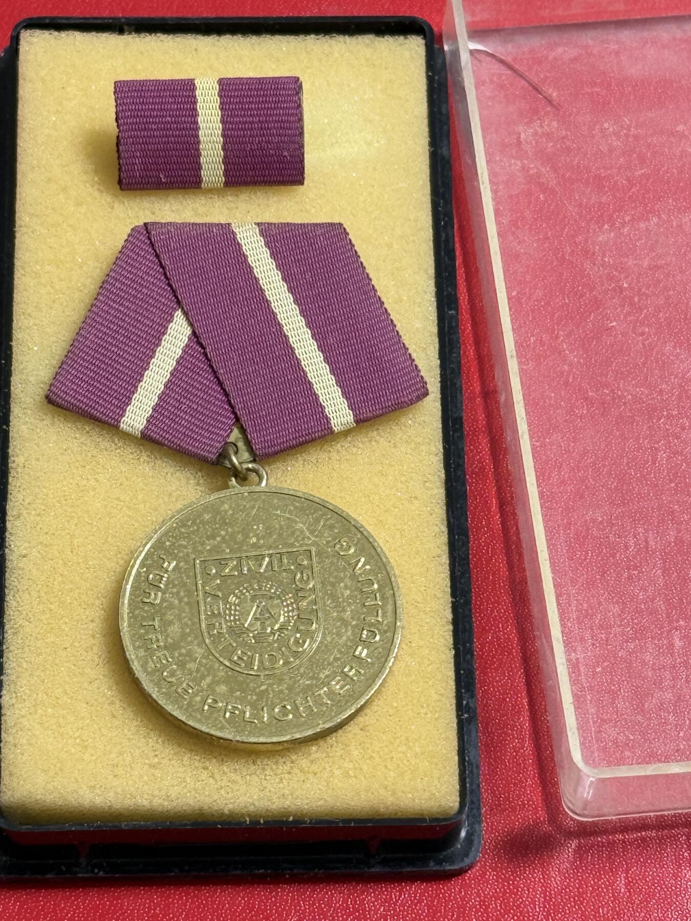 韵星假日军品类拍卖第50期 民主德国金级民防忠诚服务奖章带原盒略