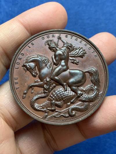 《竞宝斋》第475场 周日，周一 2场连拍 （全场包邮）欢迎送拍 - 英国20世纪初伦敦理工技术学院圣乔治屠龙铜奖章，上书铭文“主即吾等之力量”，授予建筑绘图比赛的冠军S.T.PUZEY。43.6克，44.7mm。