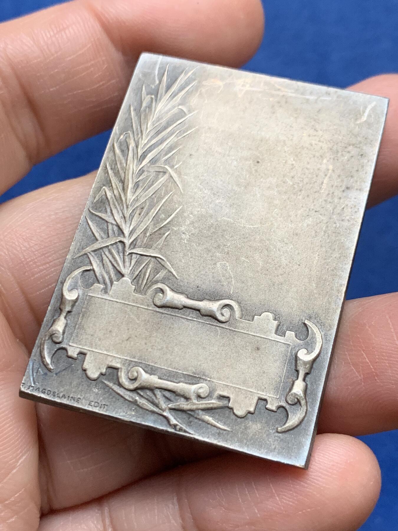 《竞宝斋》第475场 周日，周一 2场连拍 （全场包邮）欢迎送拍 玛丽安娜女神方型镀银铜章 41.2克 35*50.3mm 三角铜标 带盒 细节见图