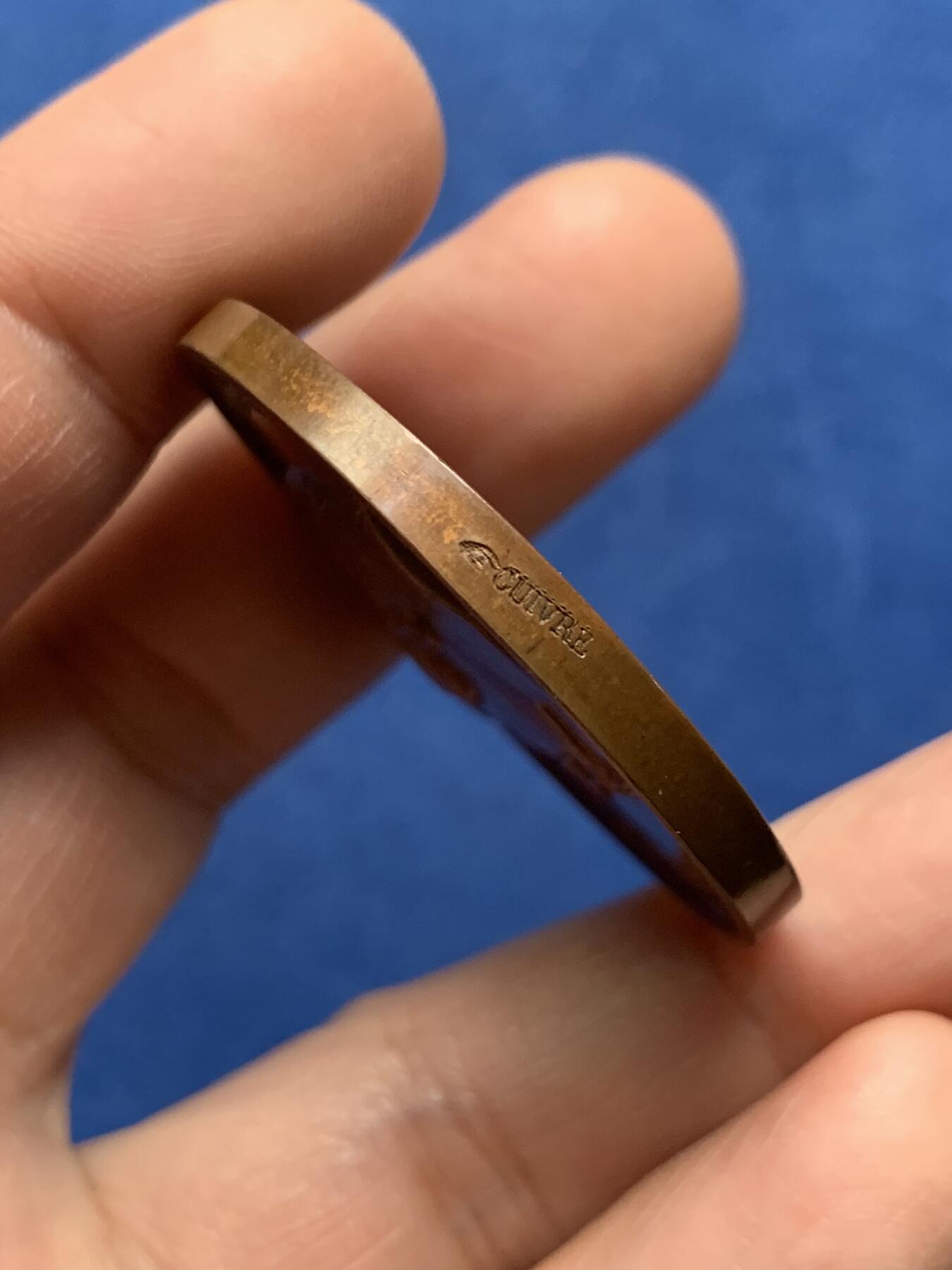 《竞宝斋》第475场 周日，周一 2场连拍 （全场包邮）欢迎送拍 法国1859年拿破仑三世铜章 33.5克 41.2mm 手指铜标 带盒