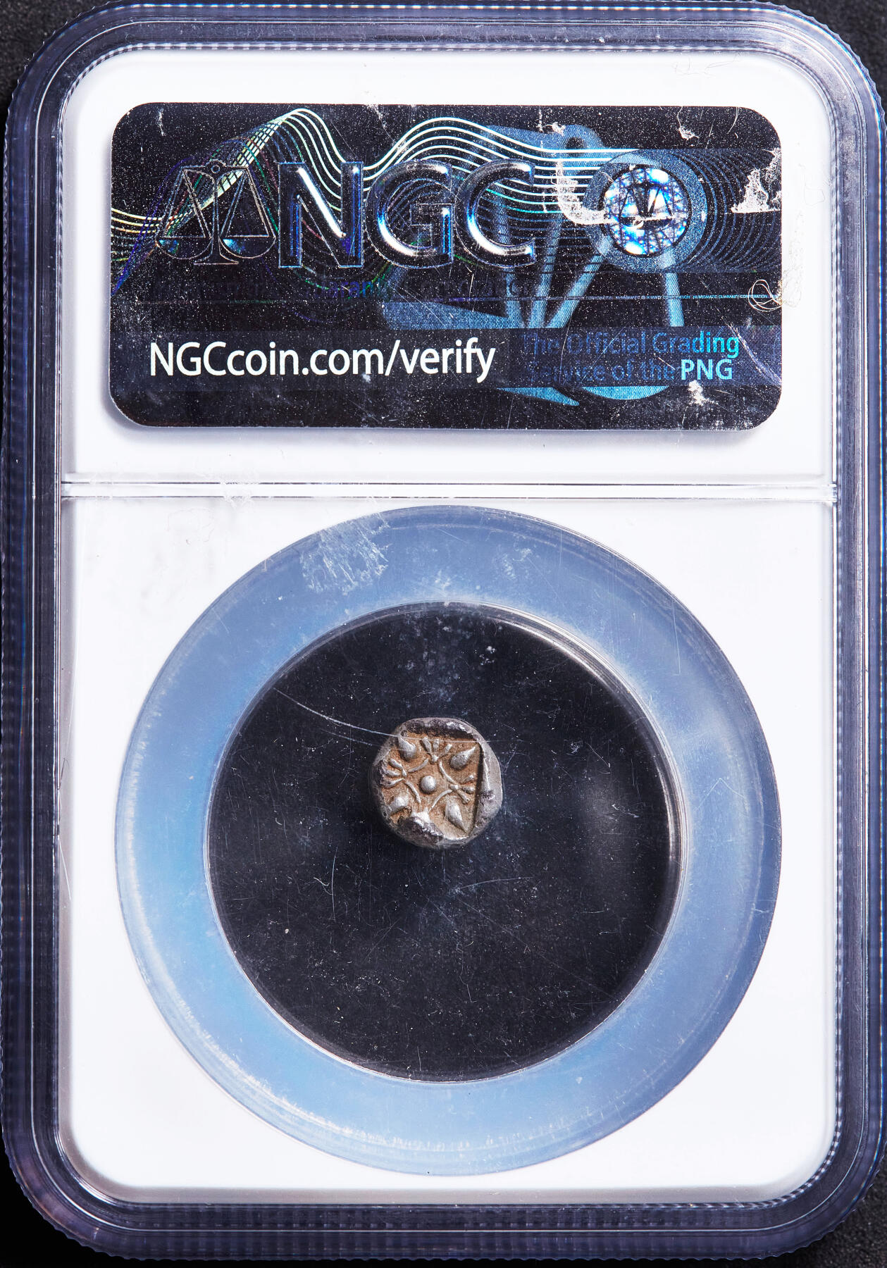 【俄甄集藏】2026年(050)04-01星期三 晚 19:30 全场包邮 古希腊爱奥尼亚米利都城邦约公元前6世纪晚期-前5世纪早期狮子头1奥波银币，NGC ChVF，正面张口咆哮的向左的狮子头，背面戳记中有大芒星图案，原味状态，经典品种