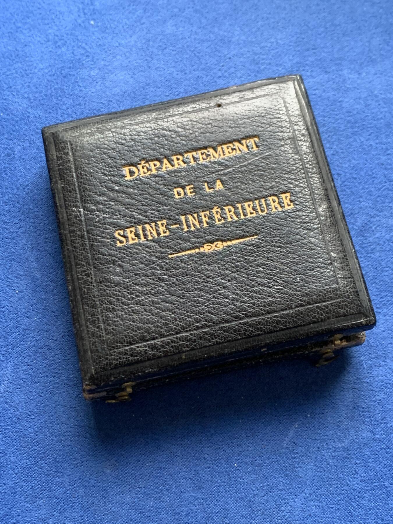 《竞宝斋》第475场 周日，周一 2场连拍 （全场包邮）欢迎送拍 法国下塞纳省玛丽安娜女神银章 39.5克 41.1mm 丰饶角银 带原盒 盒子有损