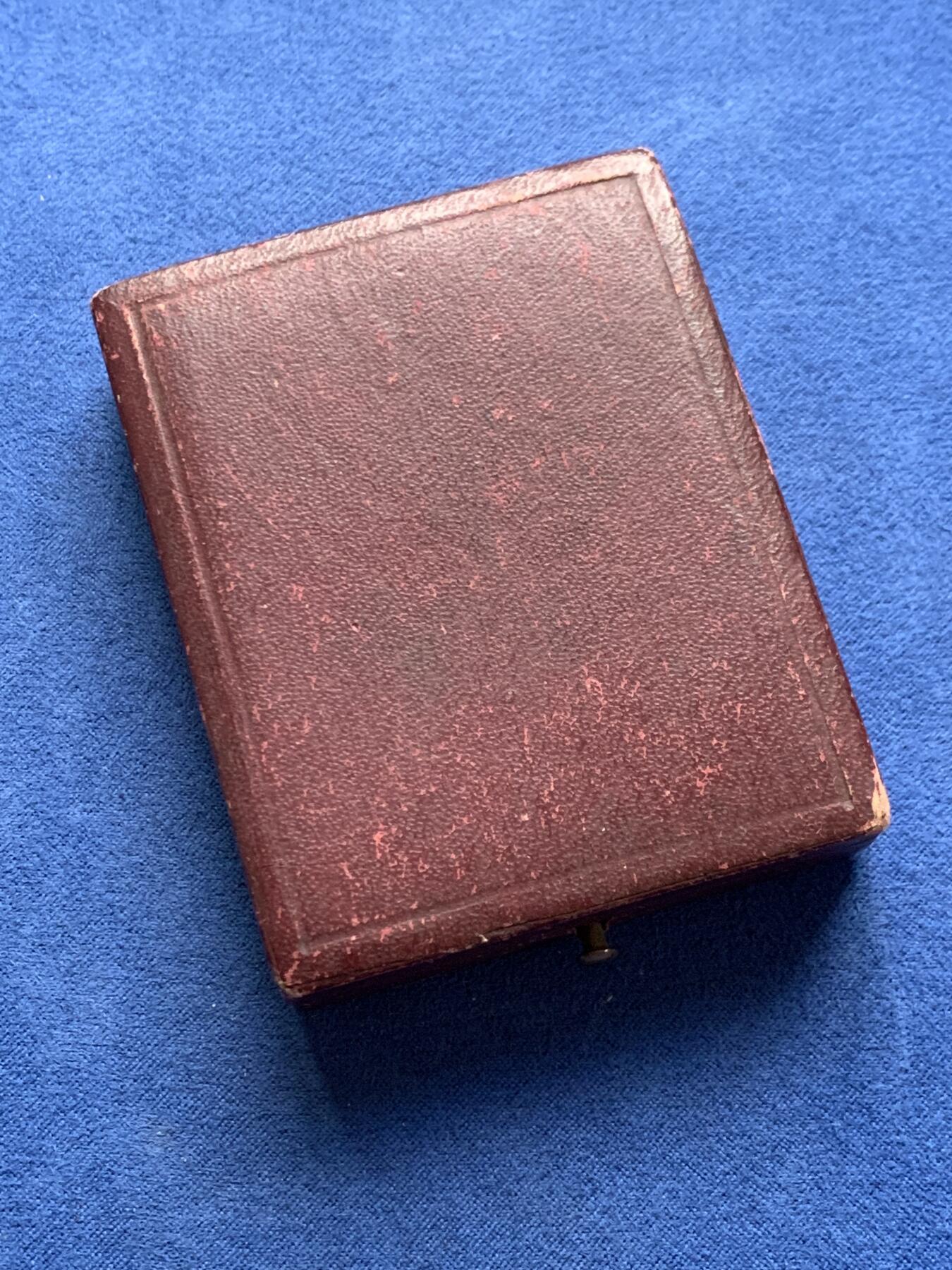 《竞宝斋》第475场 周日，周一 2场连拍 （全场包邮）欢迎送拍 玛丽安娜女神方型镀银铜章 41.2克 35*50.3mm 三角铜标 带盒 细节见图