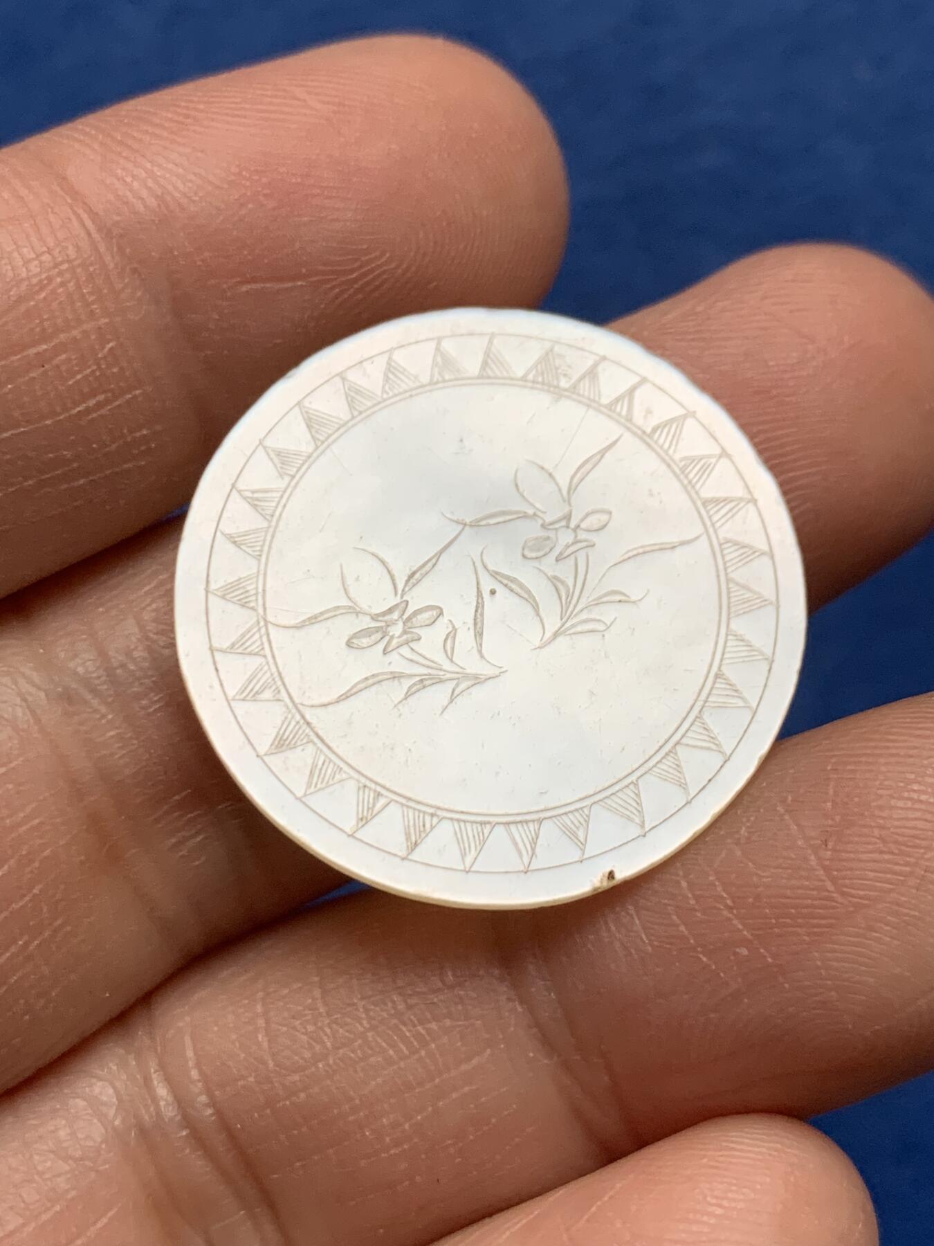 《竞宝斋》第475场 周日，周一 2场连拍 （全场包邮）欢迎送拍 英国一线回流清螺钿贝母筹码2枚1对，椭圆形，珠光水润，精雕，花卉满工。