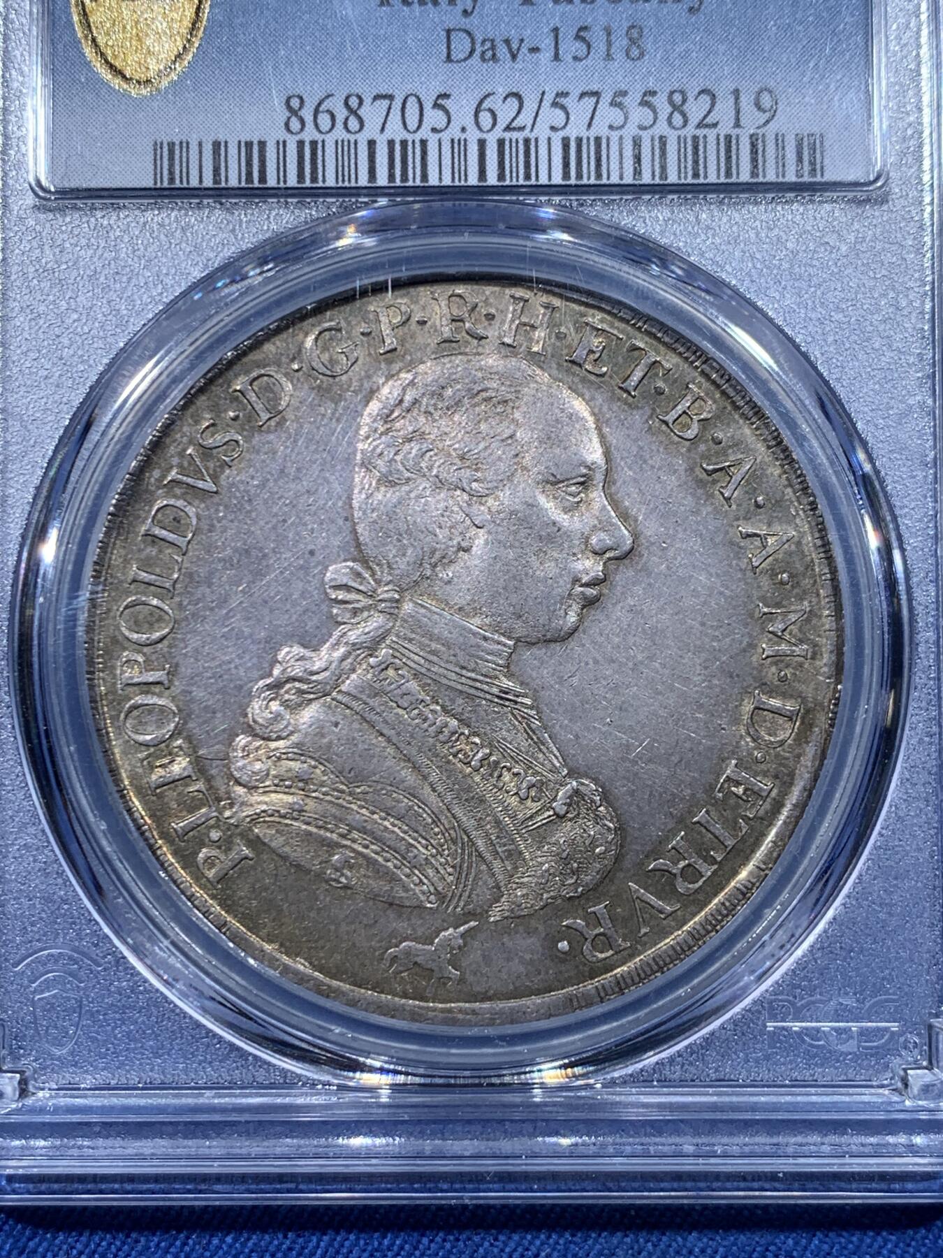 《竞宝斋》第475场 周日，周一 2场连拍 （全场包邮）欢迎送拍 PCGS MS62 意大利托斯卡纳1789年10保利大银币。神圣罗马帝国统治下的托斯卡纳。正面是身着戎装，未来的神罗皇帝利奥波德二世，背面是哈布斯堡-洛林家族的盾徽，值得注意的是前朝统治者美第奇家族的盾徽也包含在了里面。均匀原味黄油包浆，无弱打无矫正，找一枚这么好状态的很难，冠军分，pcgs最高分。所见62中状态最好的没有之一。HA前些年同分拍了两万。