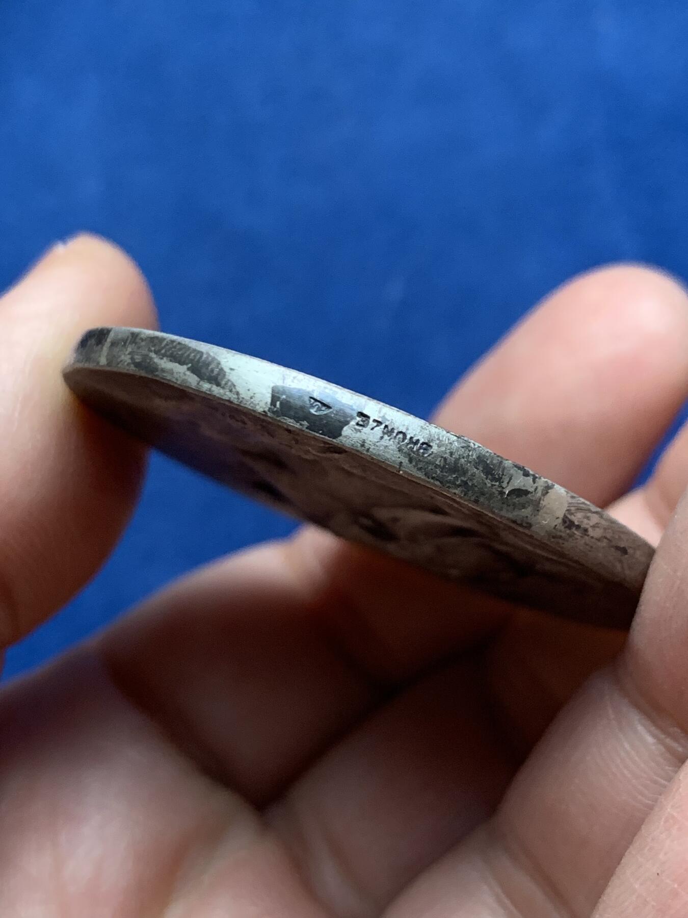 《竞宝斋》第475场 周日，周一 2场连拍 （全场包邮）欢迎送拍 法国雄鸡头盔玛丽安娜镀银铜章 39.3克 44.5mm 三角铜标 带盒（盒子盖不紧）