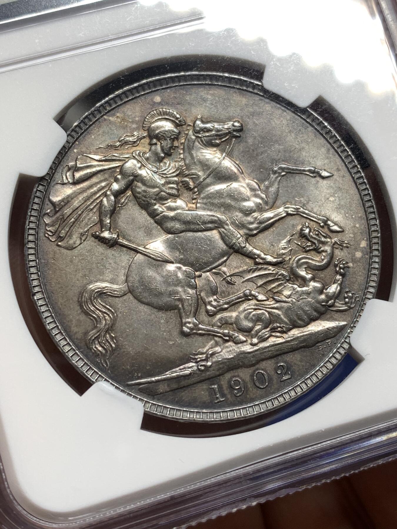 《竞宝斋》第475场 周日，周一 2场连拍 （全场包邮）欢迎送拍 NGC MS63 英国1902年爱德华七世马剑一克朗 双面深彩包浆