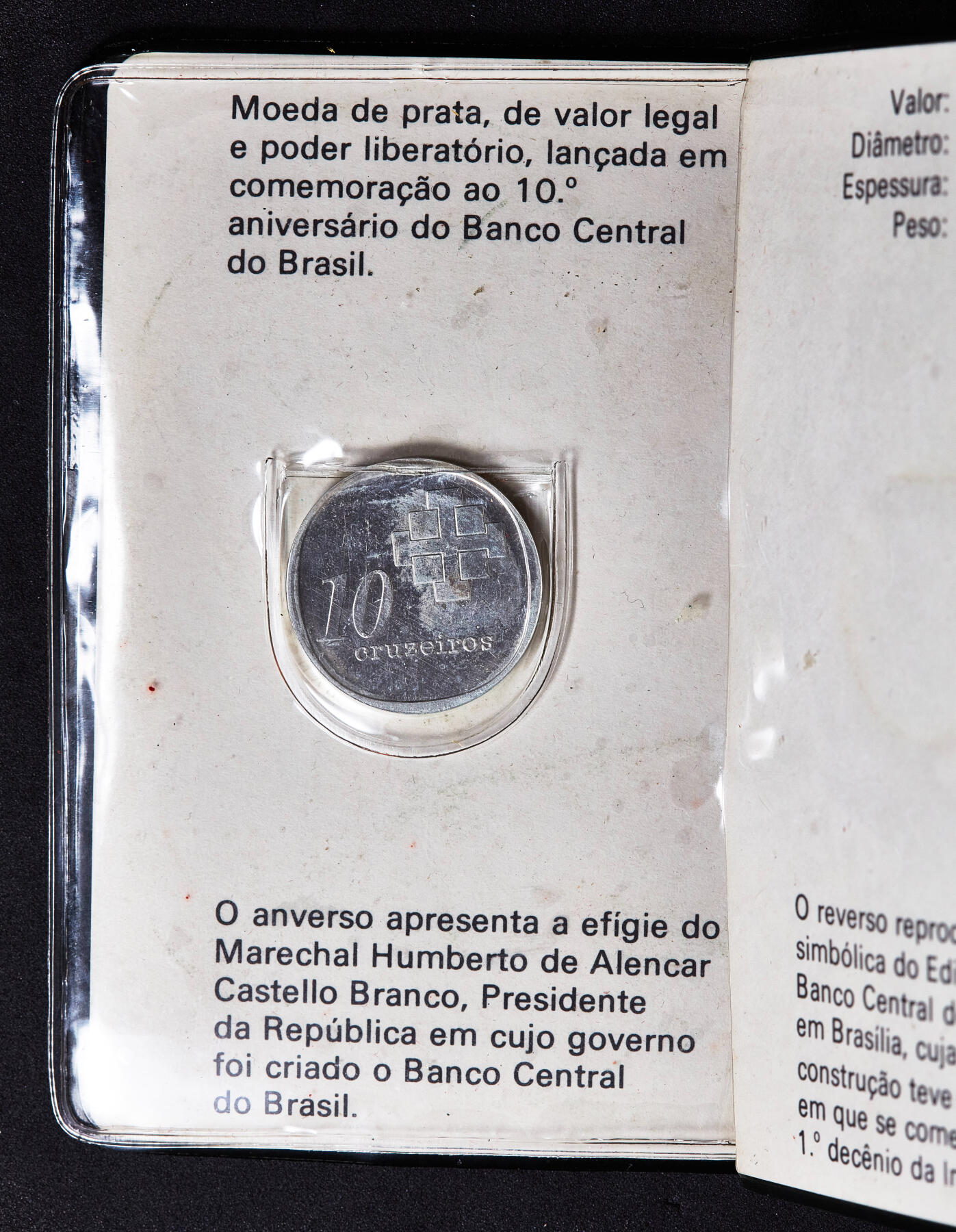 【俄甄集藏】2026年(050)04-01星期三 晚 19:30 全场包邮 巴西1975年前总统、陆军元帅卡斯特洛·布兰科头像纪念中央银行成立10周年10克鲁赛罗银币，册装，重11.3克，800银，发行量20000枚，曾大量回收熔毁，存世量稀少