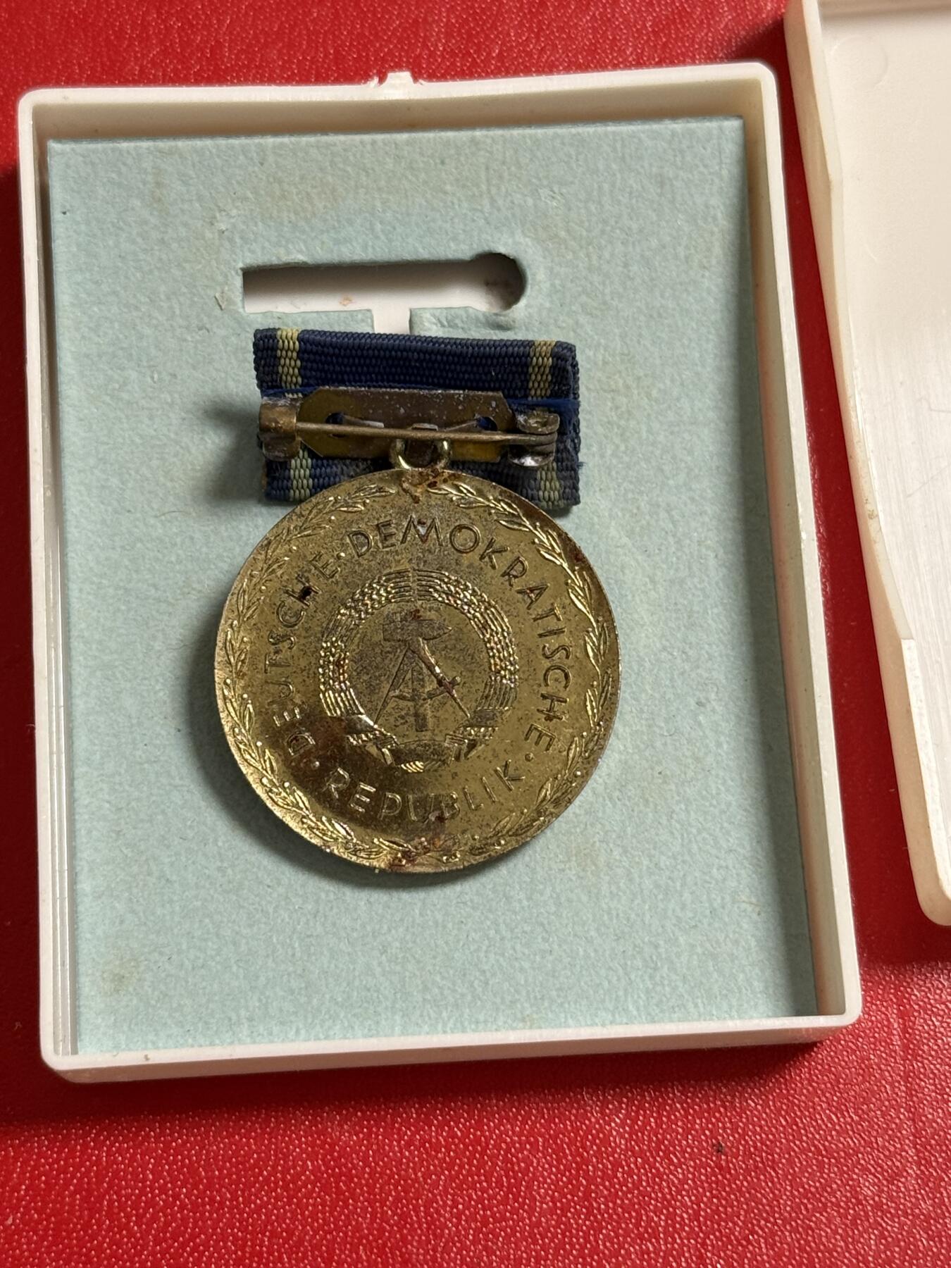 韵星假日军品类拍卖第50期 民主德国铜级斐斯泰洛齐奖章带原盒