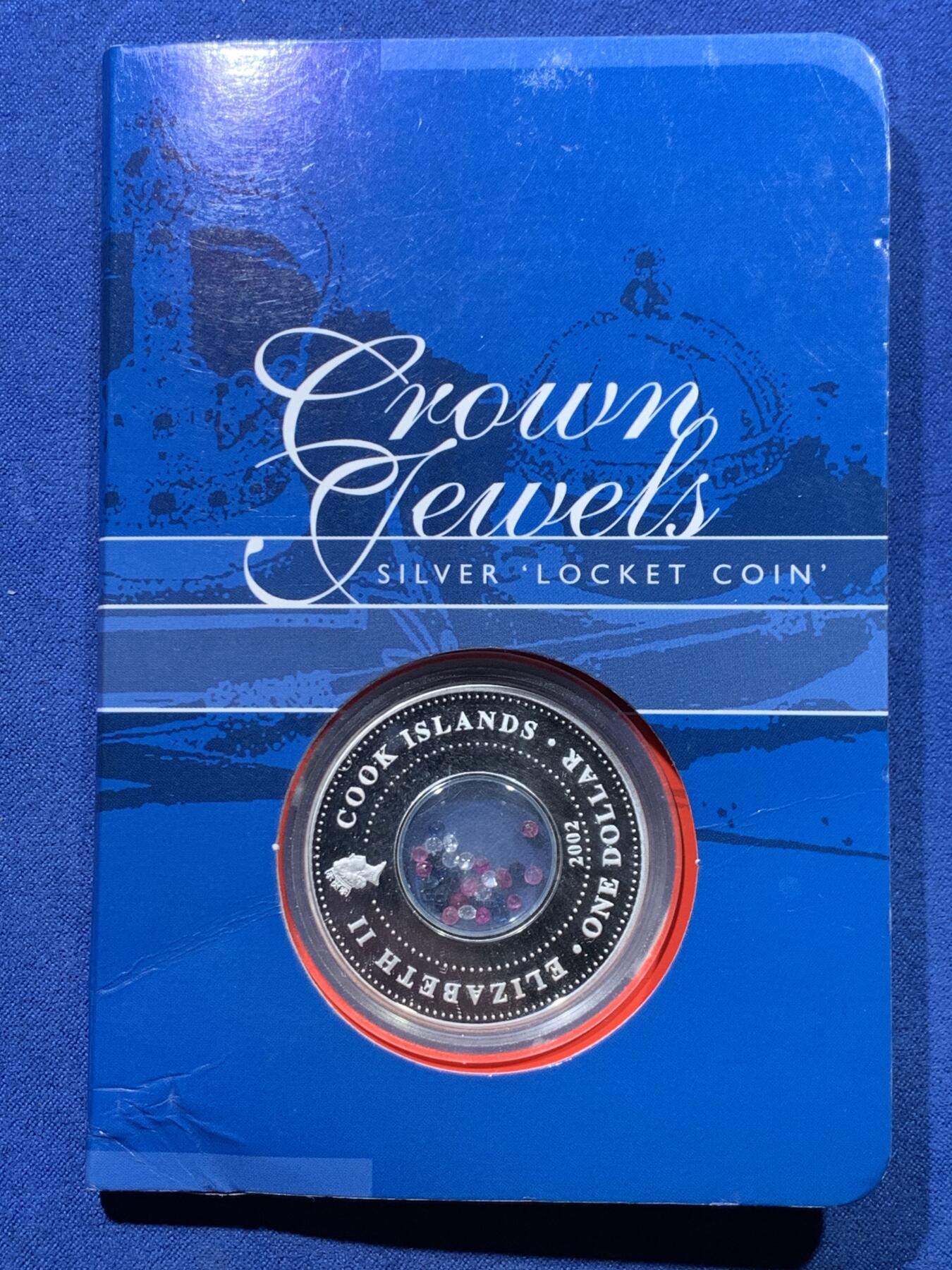 《竞宝斋》第475场 周日，周一 2场连拍 （全场包邮）欢迎送拍 卡装 库克群岛2002年皇冠珠宝1美元银币，999银，重24.875克，（中心为各类宝石切割)，发行量5万枚。细节见图