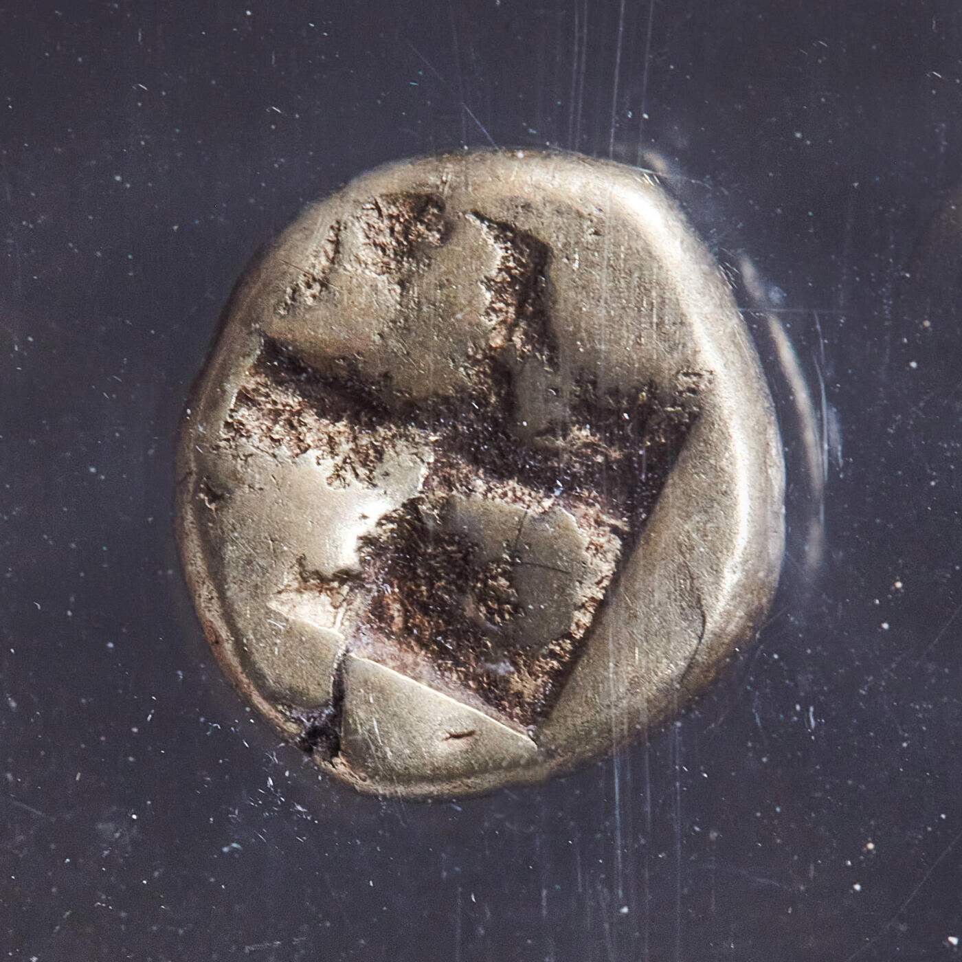 【俄甄集藏】2026年(050)04-01星期三 晚 19:30 全场包邮 古希腊爱奥尼亚地区福基亚城公元前387-前326年伊娥头像琥珀金币，NGC ChF(Str 5/5, Sur 5/5)，双5满分币，正面伊娥头像，背面是四格戳记，直径：11mm，重：2.52克，琥珀金极少有双五满分的，盒体有裂，见详图