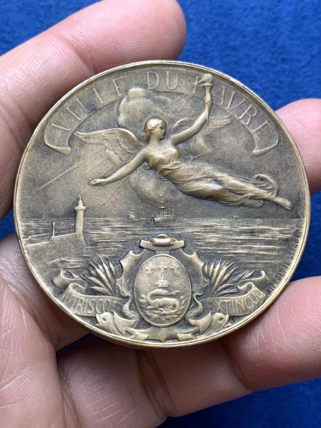 《竞宝斋》第475场 周日，周一 2场连拍 （全场包邮）欢迎送拍 法国勒阿弗尔拉弗洛特协会纪念铜章 53克 50.2mm 三角铜标 带盒