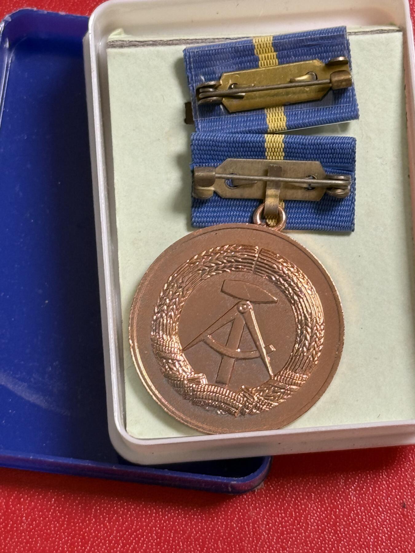 韵星假日军品类拍卖第50期 民主德国铜级邮政部忠诚服务奖章带原盒略