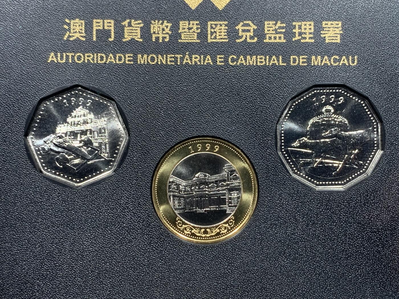 《竞宝斋》第475场 周日，周一 2场连拍 （全场包邮）欢迎送拍 澳门 1999年官方回归版纪念套币 盒证全 内盒定位卡槽坏了 外盒袋子拆了，内盒未开