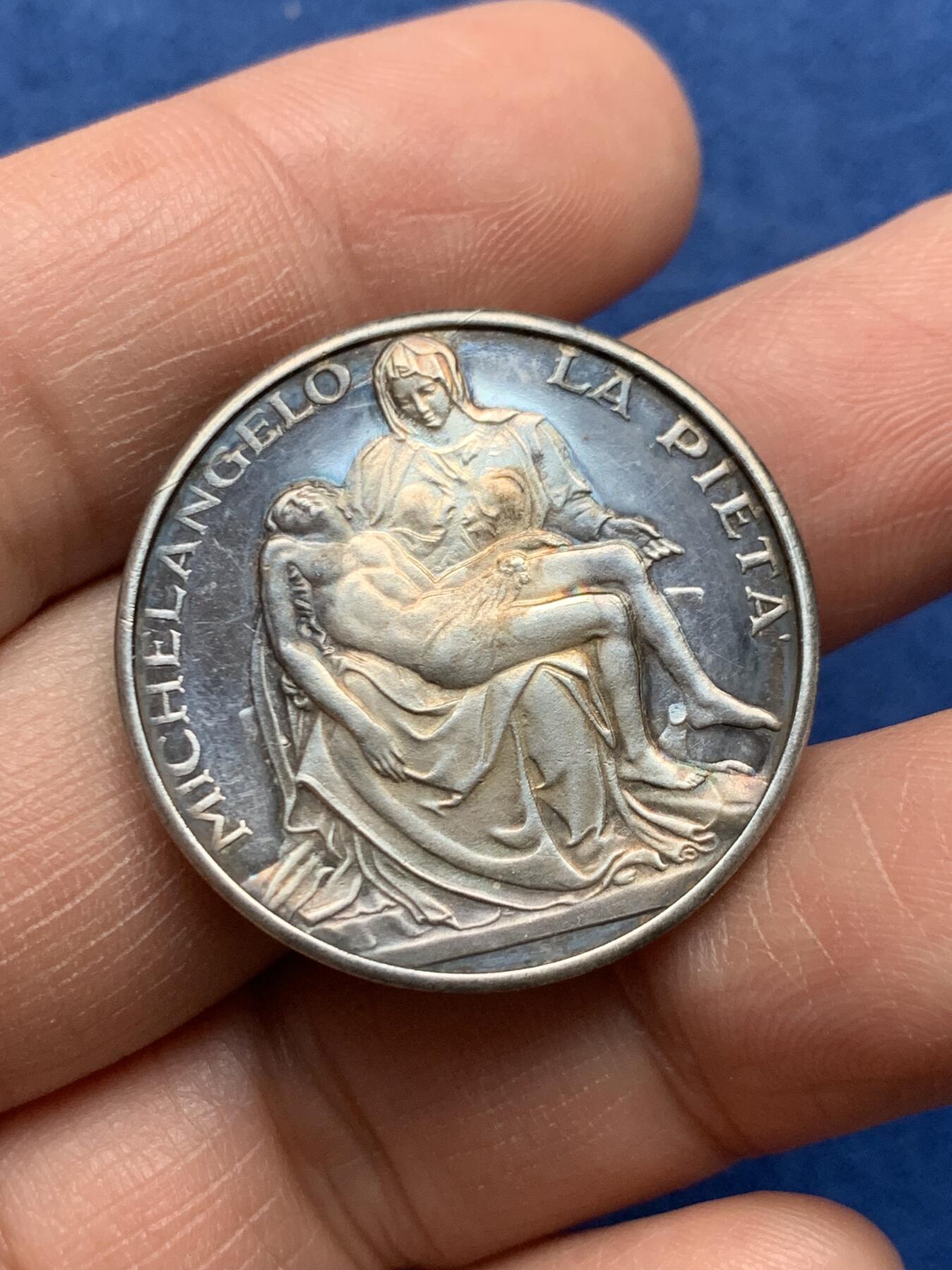 《竞宝斋》第475场 周日，周一 2场连拍 （全场包邮）欢迎送拍 米开朗基罗《哀悼基督》镀银铜章 重约12.9克 30mm