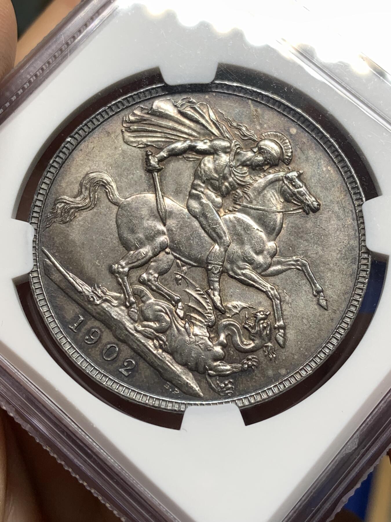 《竞宝斋》第475场 周日，周一 2场连拍 （全场包邮）欢迎送拍 NGC MS63 英国1902年爱德华七世马剑一克朗 双面深彩包浆