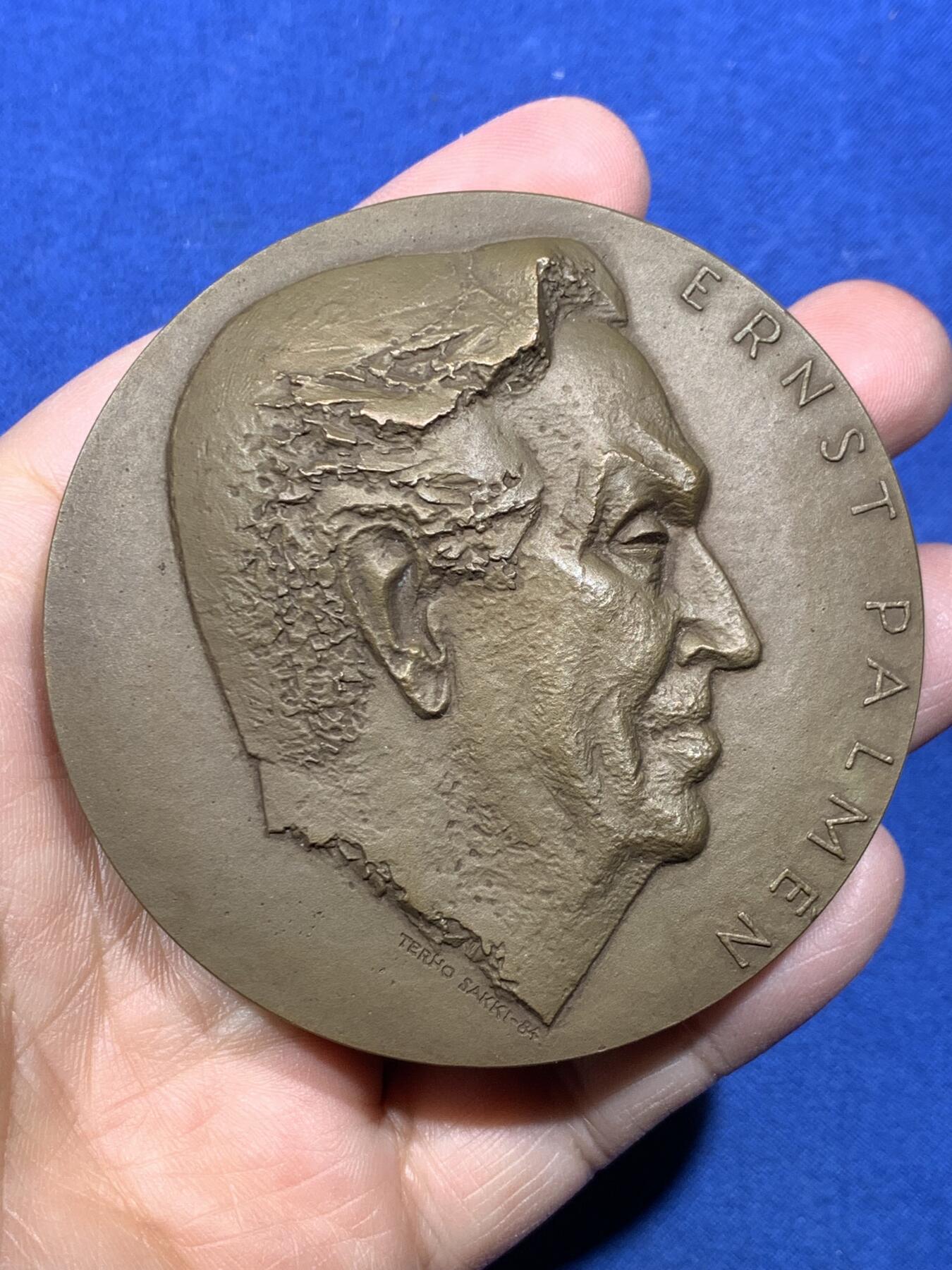 《竞宝斋》第475场 周日，周一 2场连拍 （全场包邮）欢迎送拍 芬兰大铜章 1984年 芬兰政治家恩斯特·帕尔梅 曾任芬兰农业部长 直径73.5mm 重量494.5g 附带竹制收纳盒 细节见图