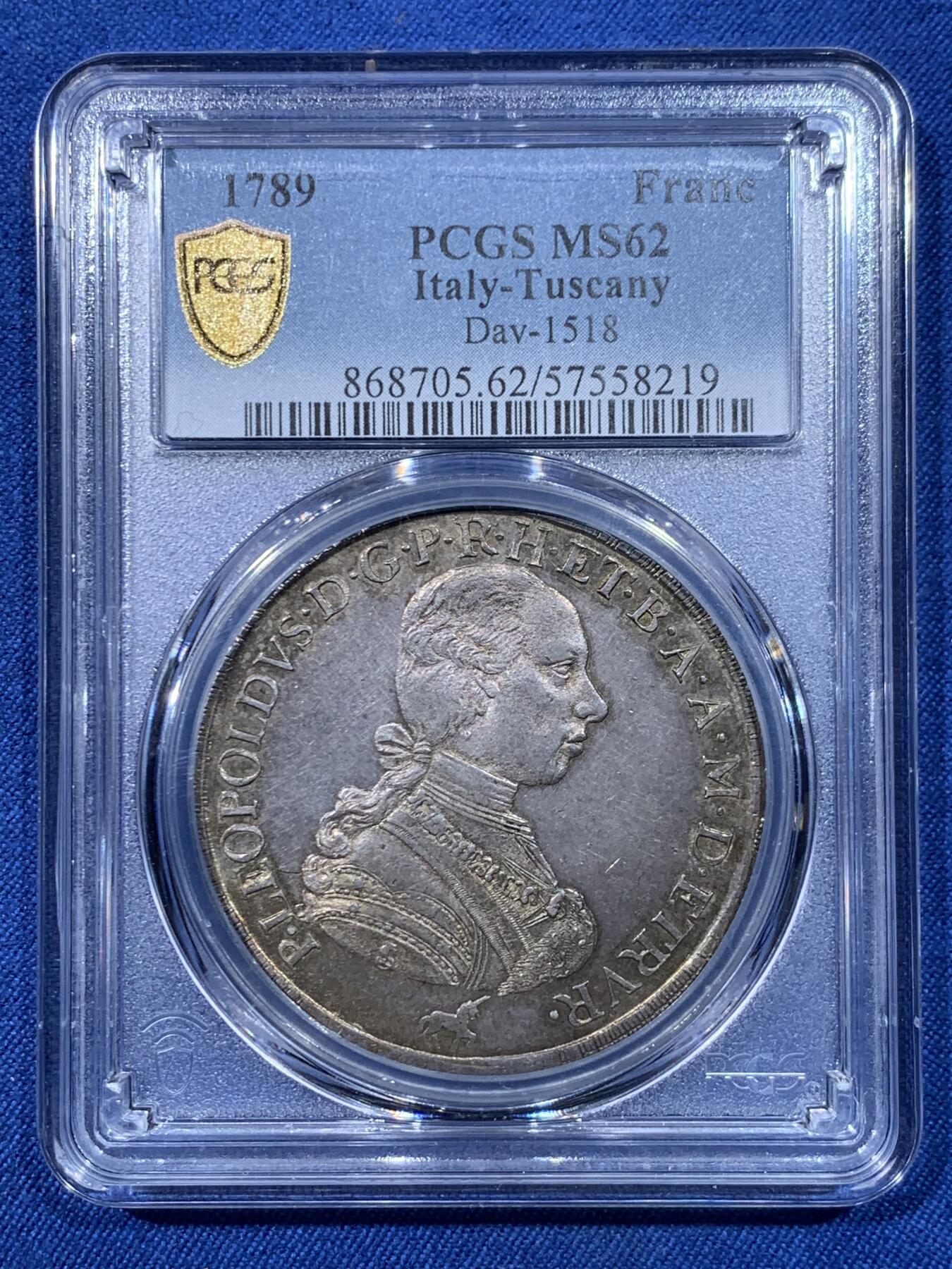 《竞宝斋》第475场 周日，周一 2场连拍 （全场包邮）欢迎送拍 PCGS MS62 意大利托斯卡纳1789年10保利大银币。神圣罗马帝国统治下的托斯卡纳。正面是身着戎装，未来的神罗皇帝利奥波德二世，背面是哈布斯堡-洛林家族的盾徽，值得注意的是前朝统治者美第奇家族的盾徽也包含在了里面。均匀原味黄油包浆，无弱打无矫正，找一枚这么好状态的很难，冠军分，pcgs最高分。所见62中状态最好的没有之一。HA前些年同分拍了两万。