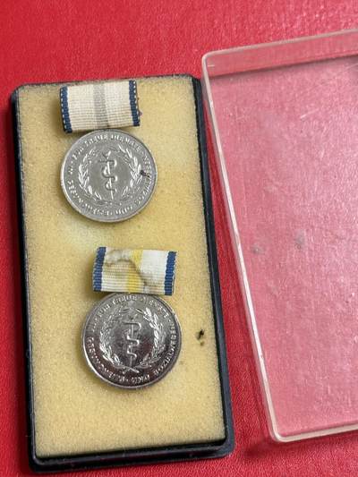 韵星假日军品类拍卖第50期 - 民主德国卫生与公共医疗忠诚服务奖章金银级一组