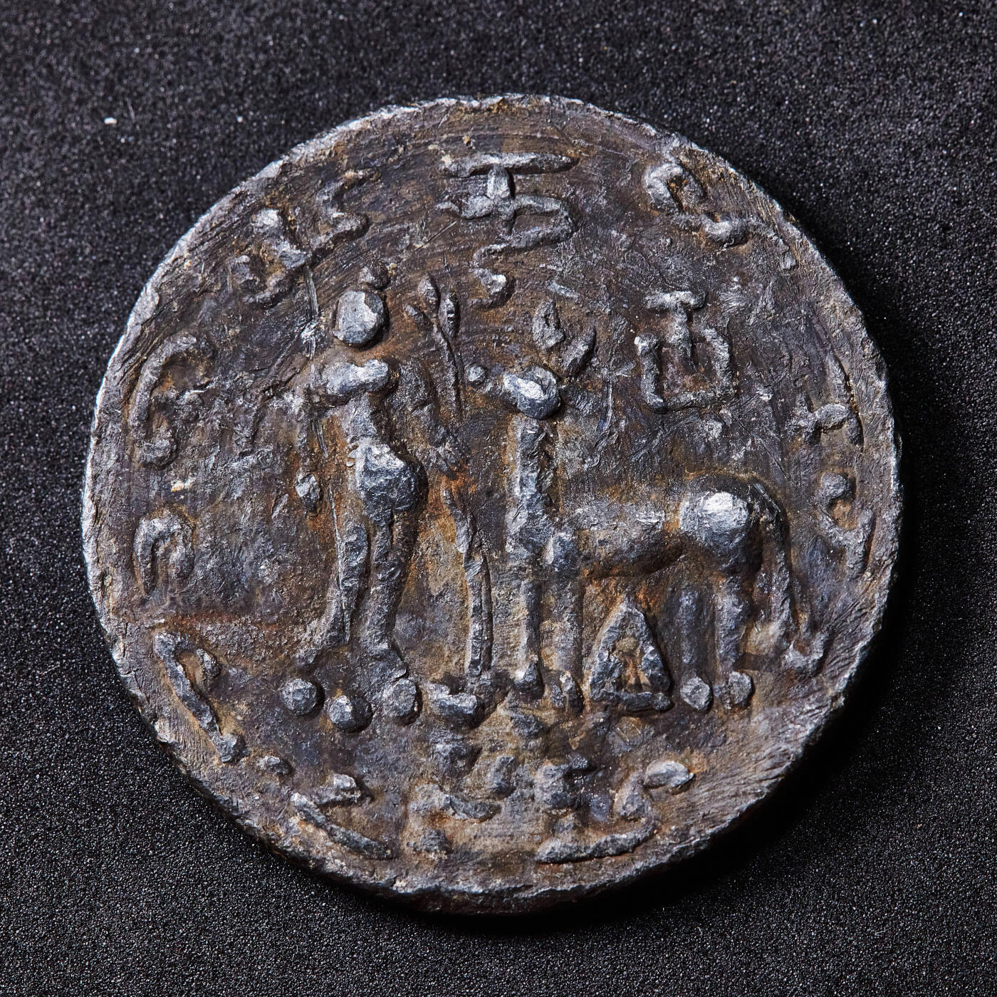 【俄甄集藏】2026年(050)04-01星期三 晚 19:30 全场包邮 东南亚地区16-19世纪湿婆与神鹿、佛塔与神龛寺庙祈福铅锡合金寺庙祈福钱，左：直径：37mm，重量：29.4克；右：直径：31mm，重量：31.3克