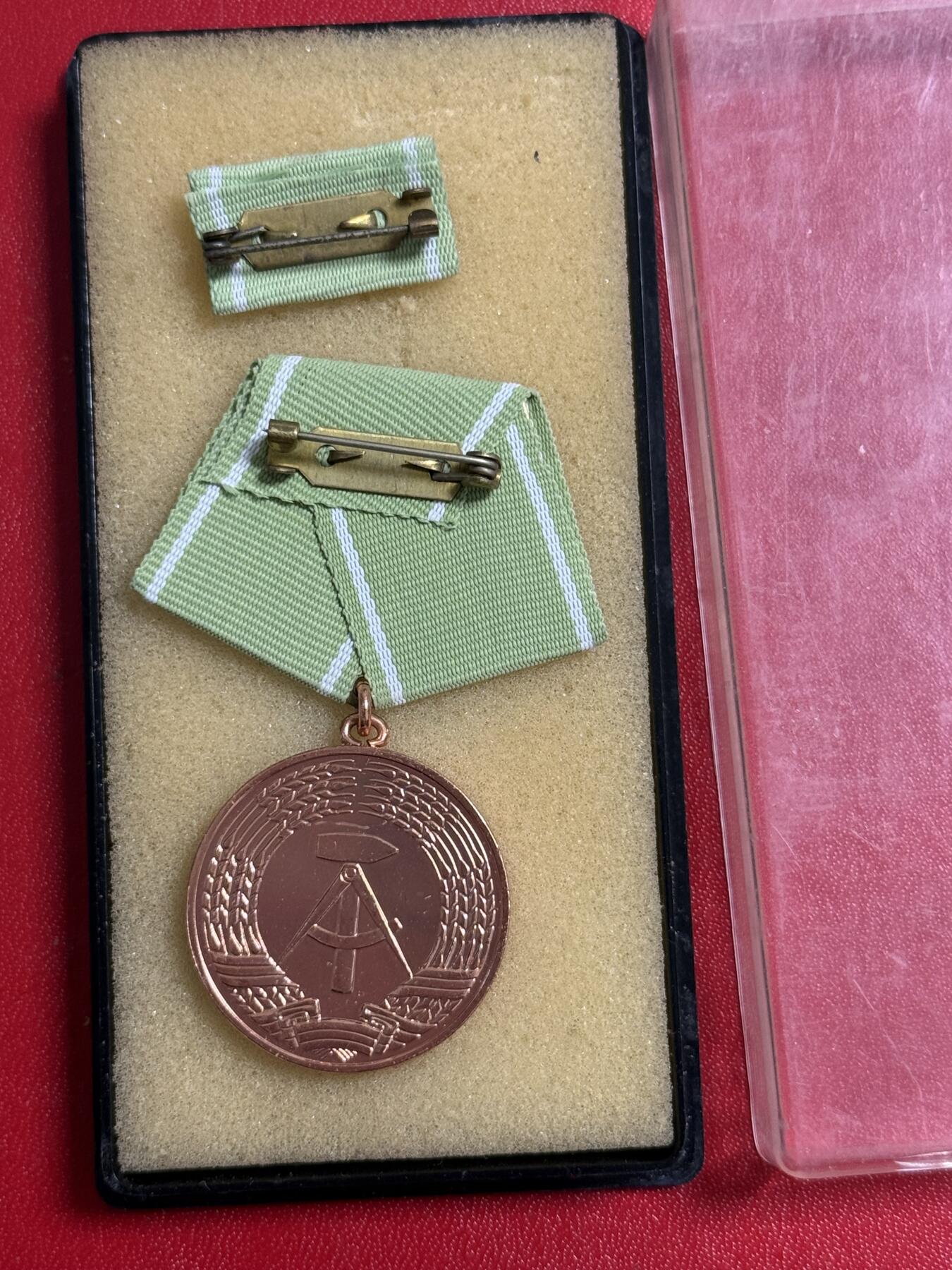 韵星假日军品类拍卖第50期 民主德国内务部铜级忠诚服务奖章带原盒略