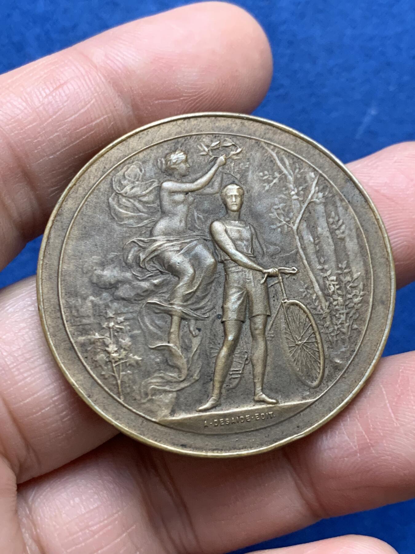 《竞宝斋》第475场 周日，周一 2场连拍 （全场包邮）欢迎送拍 法国圣阿德雷斯旅游促进协会纪念铜章 32.8克 41.3mm 三角铜标 带盒