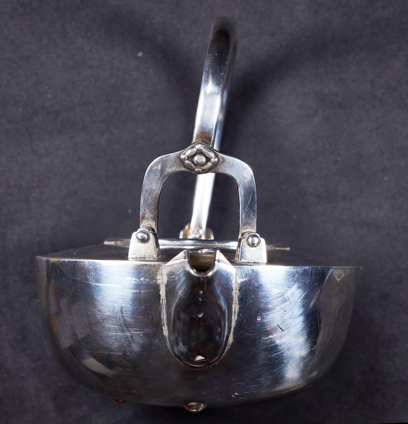 【俄甄集藏】2026年(050)04-01星期三 晚 19:30 全场包邮 日本大正时期古董纯银茶壶，长：190mm，宽：2120mm，重量：378.3克，999银