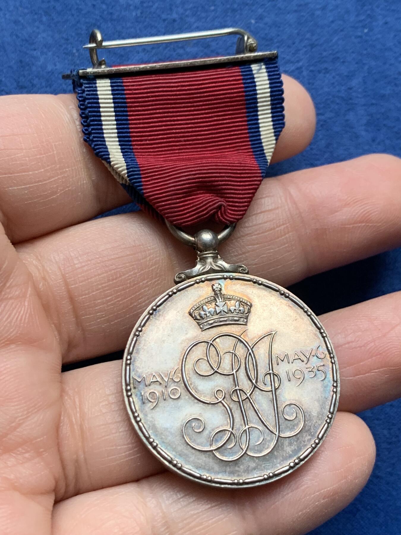 《竞宝斋》第475场 周日，周一 2场连拍 （全场包邮）欢迎送拍 英国1935年乔治五世登基25周年银禧纪念章，925银制，高浮雕，五彩包浆极美，带三色绶带，总重约32.7克。