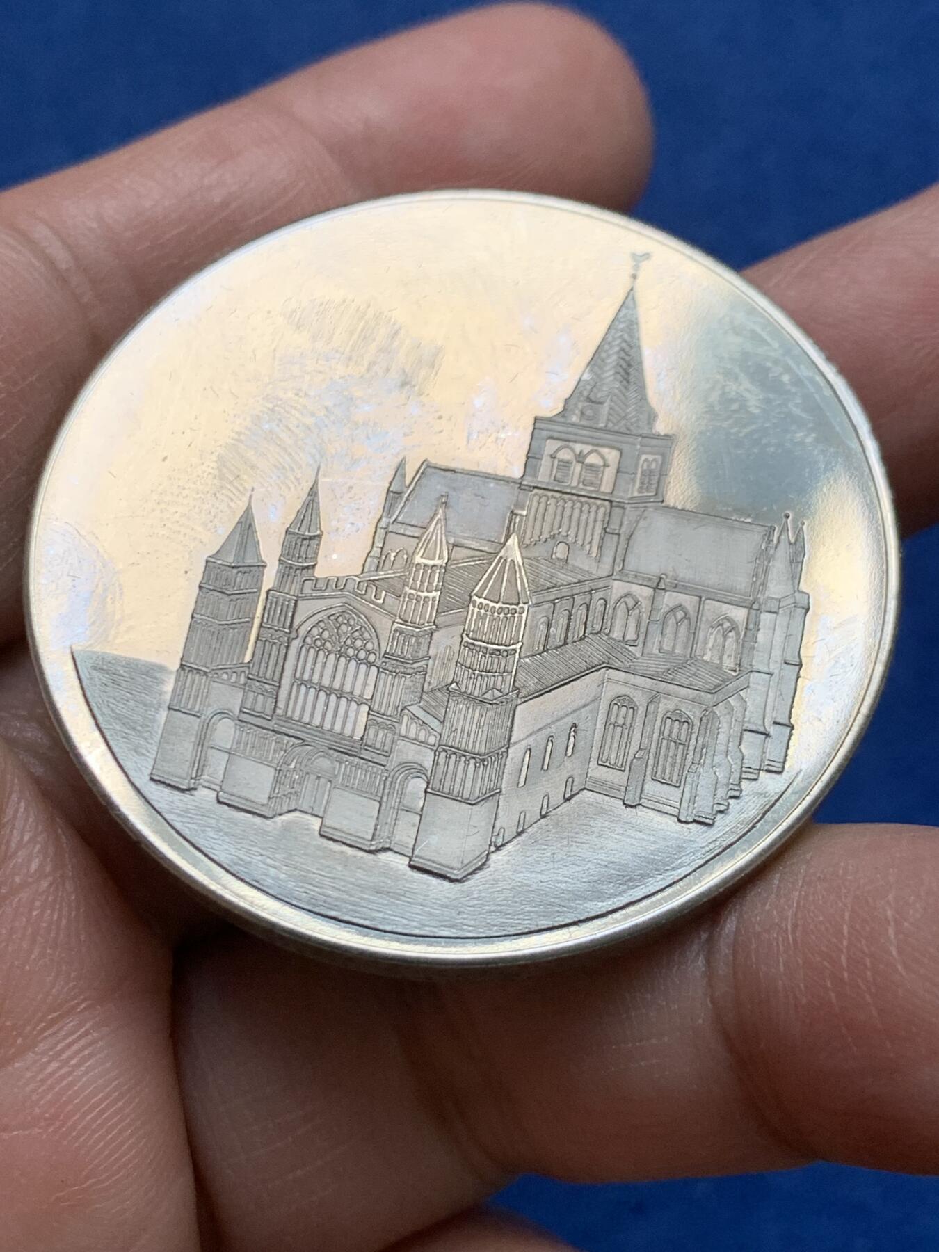 《竞宝斋》第475场 周日，周一 2场连拍 （全场包邮）欢迎送拍 英国罗切斯特大教堂纪念章 33.2克 44mm 带盒