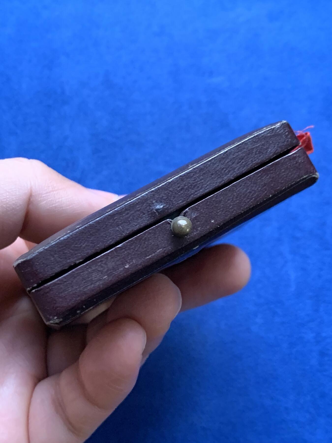 《竞宝斋》第475场 周日，周一 2场连拍 （全场包邮）欢迎送拍 法国圣阿德雷斯旅游促进协会纪念铜章 32.8克 41.3mm 三角铜标 带盒