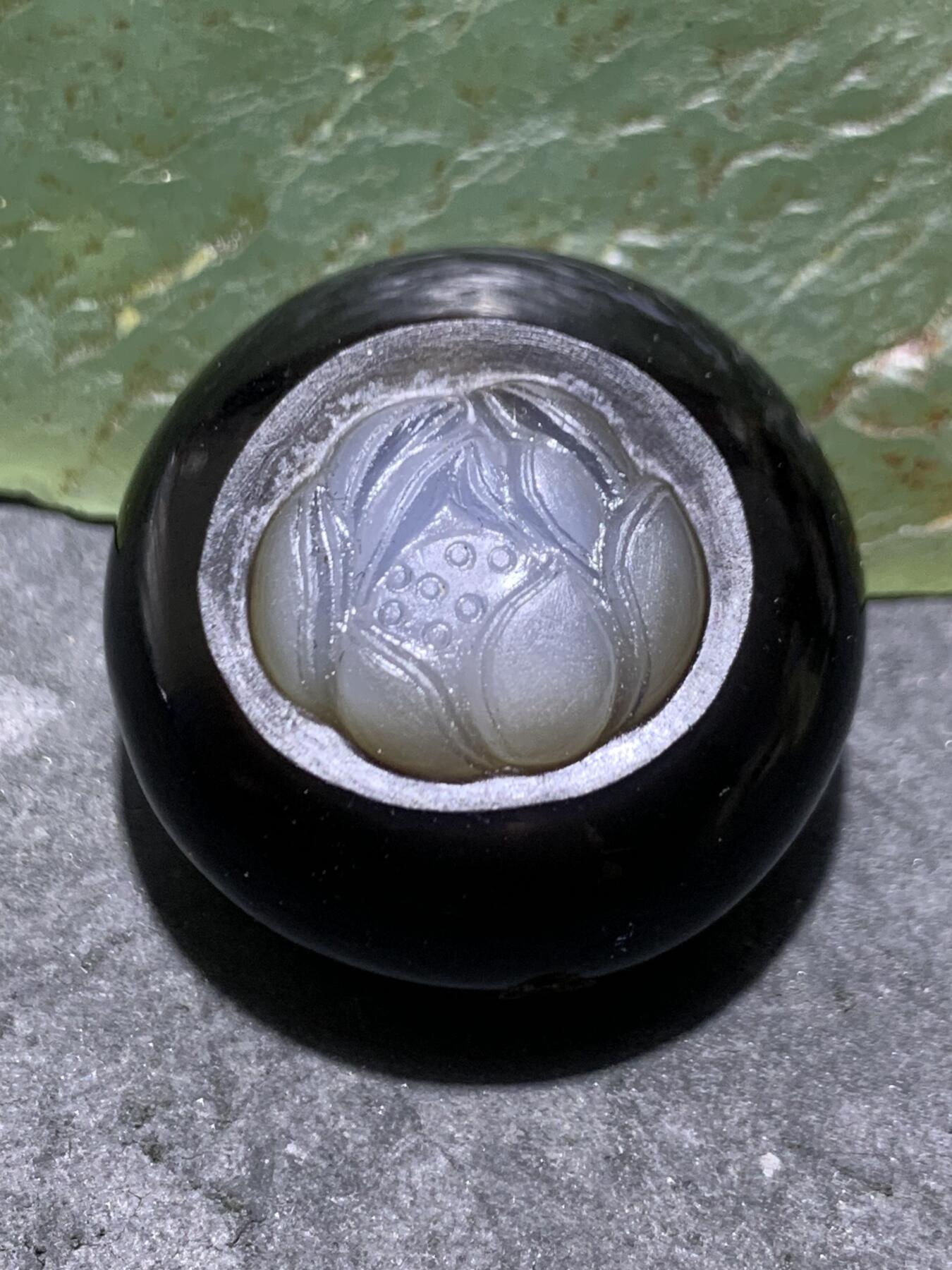 精品药师玛瑙手工雕刻荷花板珠（背云）一颗