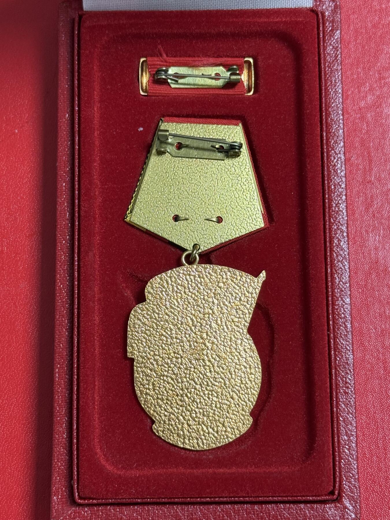 韵星假日军品类拍卖第50期 民主德国二级劳动红旗勋章 原盒略 库存品相 早期凹槽版本