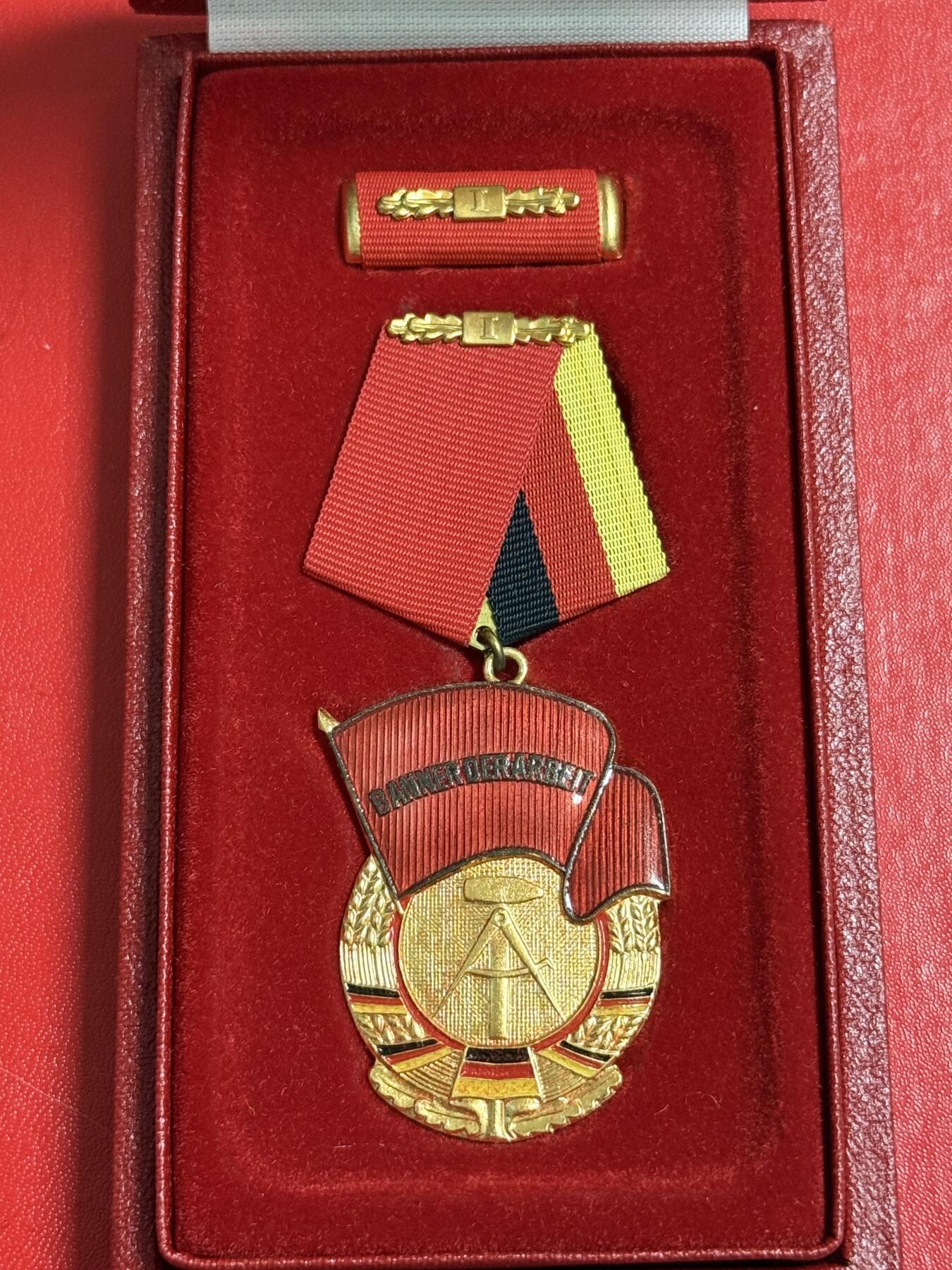 韵星假日军品类拍卖第50期 民主德国一级劳动红旗勋章 原盒略 库存品相 早期凹槽版本 