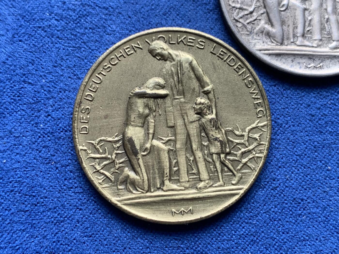 《竞宝斋》第475场 周日，周一 2场连拍 （全场包邮）欢迎送拍 1923年魏玛共和国一月内通货物价记录纪念章一套3枚，材质为2铜1镍，其中镍材质的非常少见！正面：德国家庭三口悲伤场景。背面铭文：1923年11月1日一磅面包：三百万马克1磅鱼:三千六百万马克1升啤酒：四百万马克；1923年11月15日一磅面包：八千万马克1磅鱼:九亿马克1升啤酒：五千二百万马克；1923年12月1日一磅面包：二亿六千万马克1磅鱼:3.2万亿马克