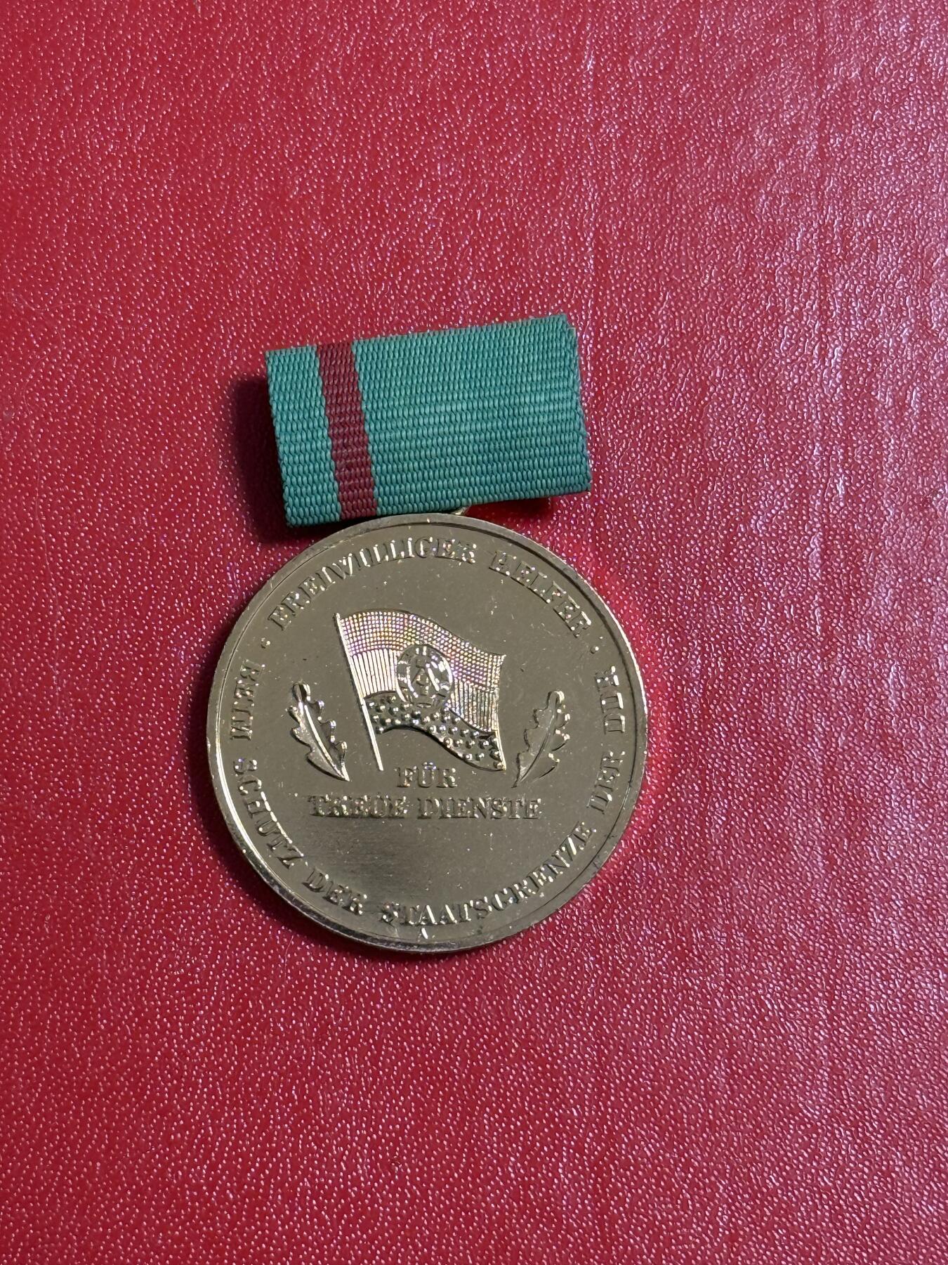 韵星假日军品类拍卖第50期 民主德国铜级保卫国界志愿者忠诚服务奖章